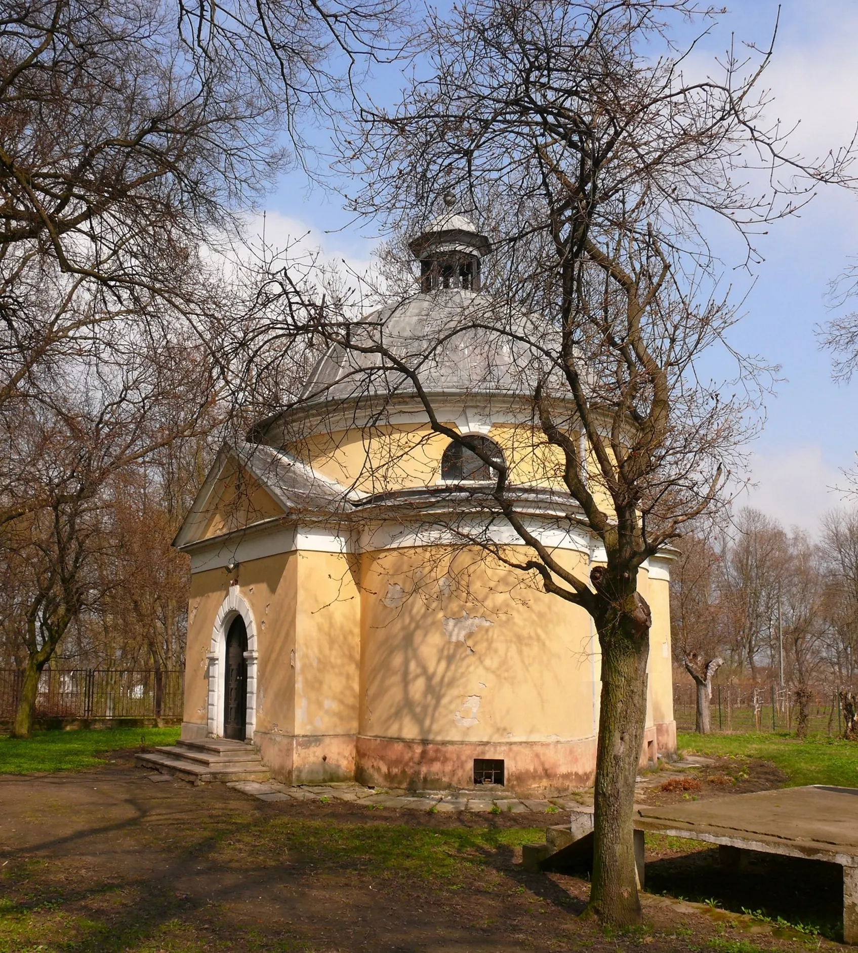 Photo showing: Kaplica parkowa na terenie dawnego majątku w Łysołajach (zabytek nr rejestr. A/730)