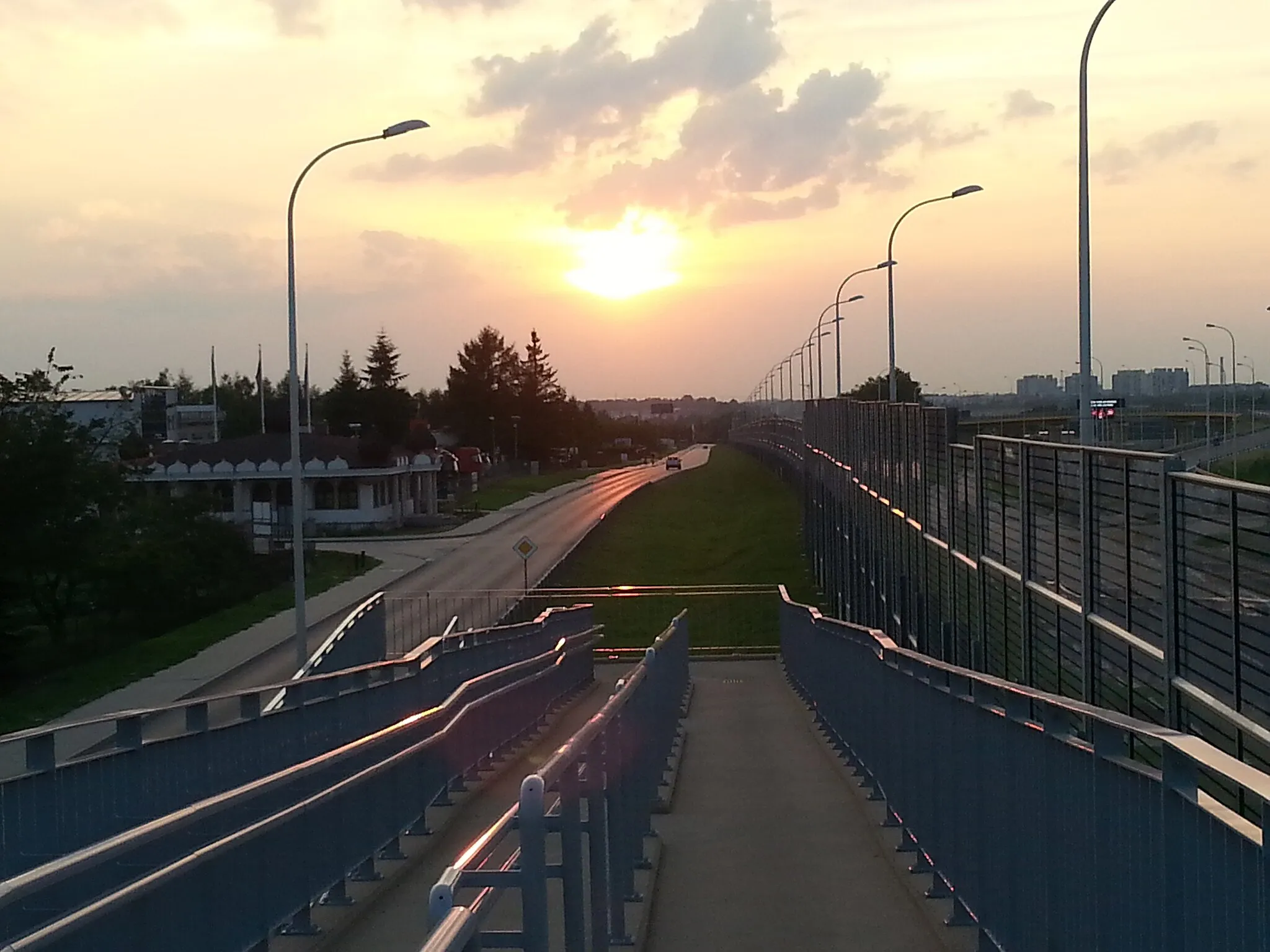 Photo showing: Widok z kładki dla pieszych nad drogą ekspresową S17. Po lewej stronie od drogi serwisowej znajduje się miejscowość Kalinówka, w oddali widać Lublin - osiedle Jagiellońskie (Felin).