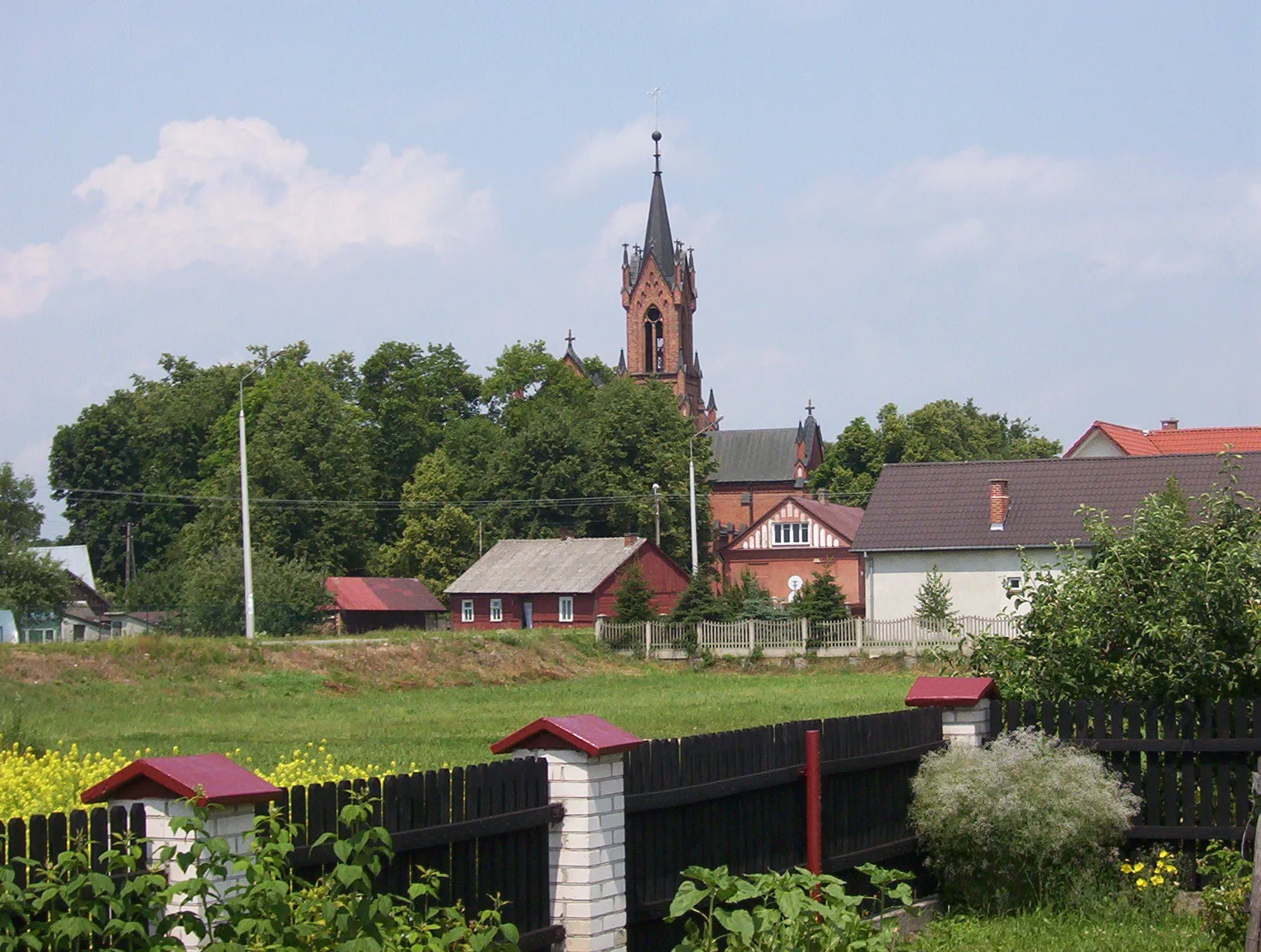 Photo showing: Panorama Komarówki Podlaskiej, Kościół par. p.w. Najświętszego Serca Jezusowego w Komarówce Podlaskiej (zabytek nr rejestr. A/225)