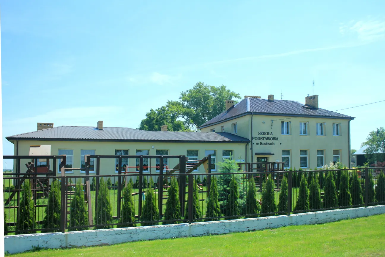 Photo showing: Szkoła podstawowa w wsi Kostry położonej w województwie lubelskim, w powiecie parczewskim, w gminie Milanów