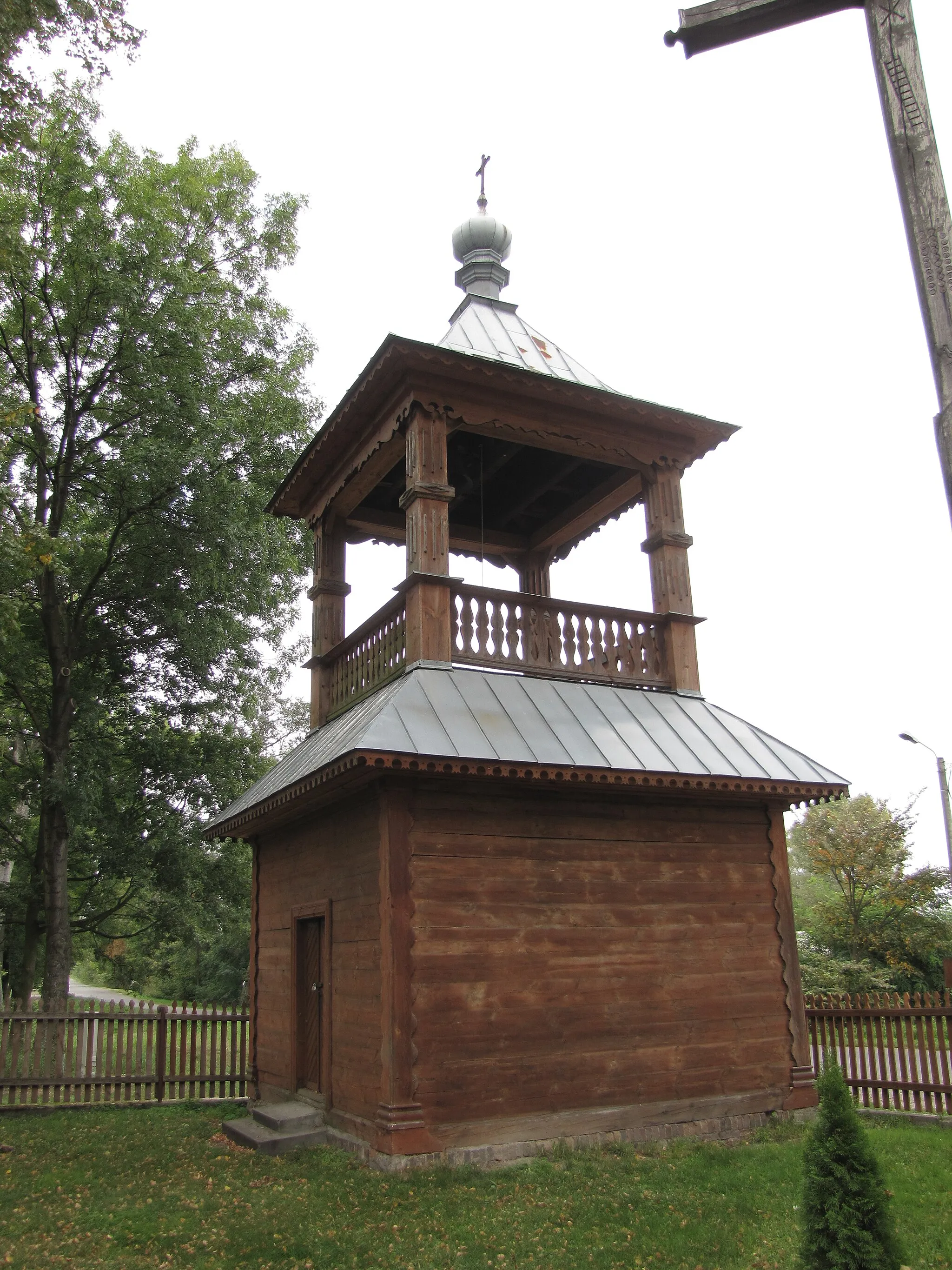 Photo showing: Bezwola - drewniana dzwonnica z poł. XIX wieku przy dawnej cerkwi unickiej, obecnie kościele rzymskokatolickim filialnym p.w. Zmartwychwstania Pańskiego (zabytek nr rejestr. A/111)