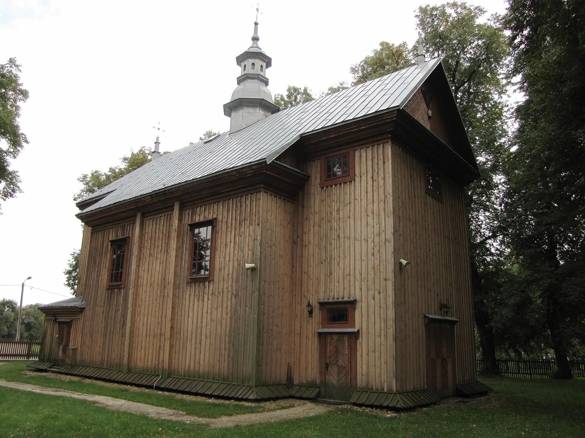 Photo showing: Bezwola - dawna cerkiew unicka, obecnie kościół rzymskokatolicki filialny p.w. Zmartwychwstania Pańskiego, drewn., 1728 (zabytek nr rejestr. A/111)