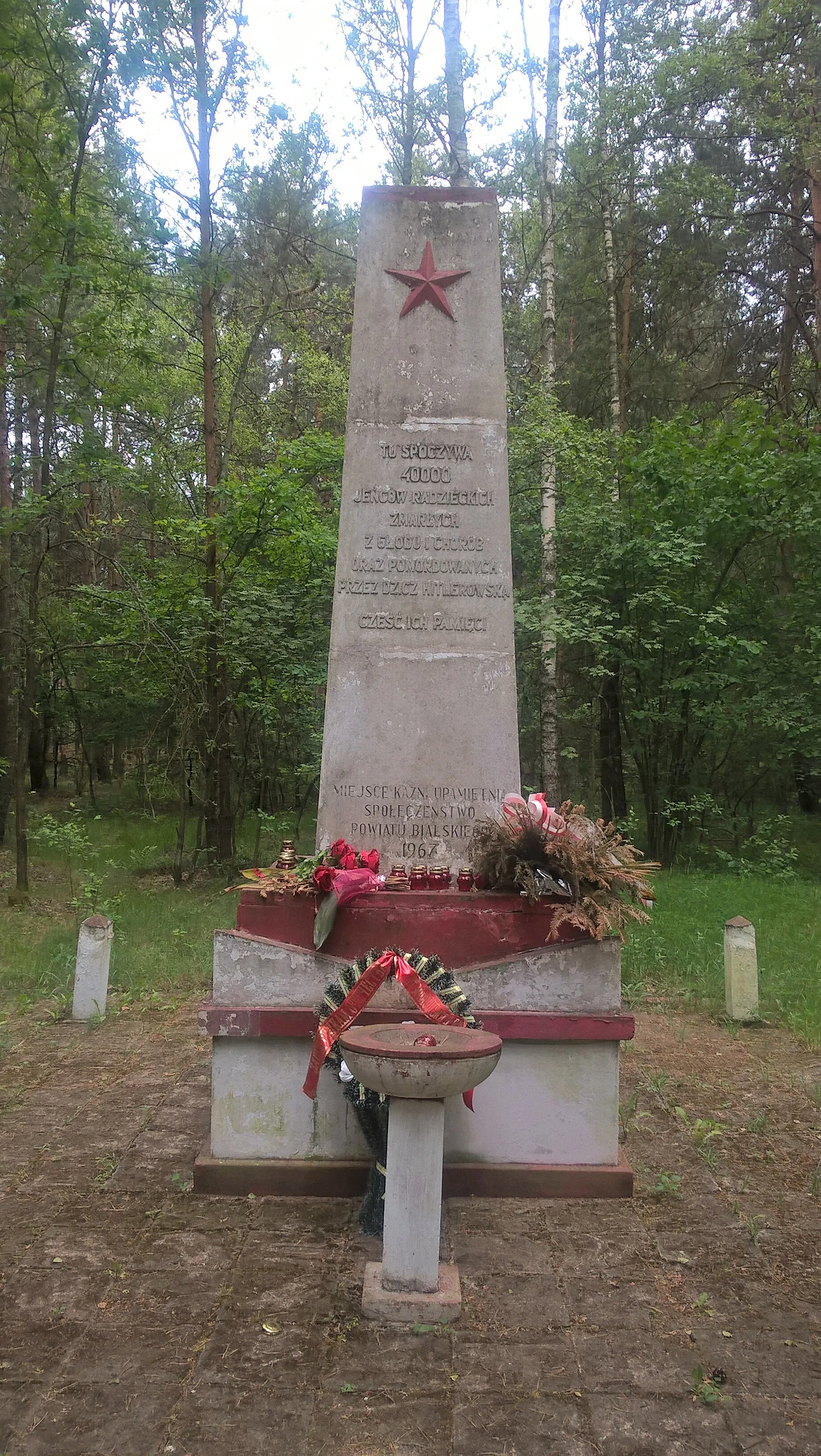 Photo showing: Pomnik ofiar niemieckiego Frontstalagu 307 - jeńców radzieckich i ludności cywilnej z okolic Brześcia, las w okolicy Kaliłowa