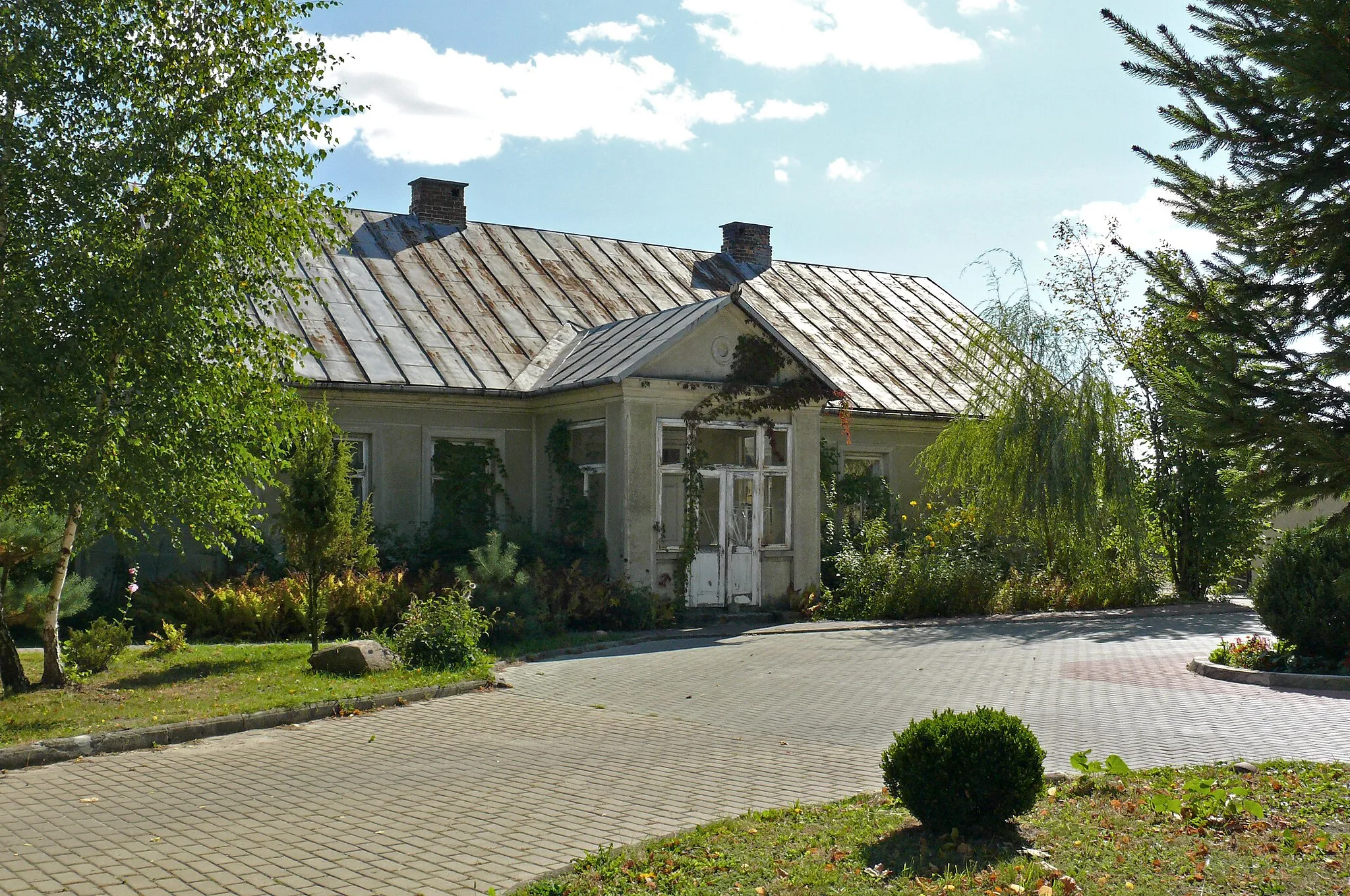 Photo showing: Niemce - zespół kościoła parafialnego p.w. św. Ignacego Loyoli, 1906-1909, stara plebania (zabytek nr rejestr. A/952/1-4)