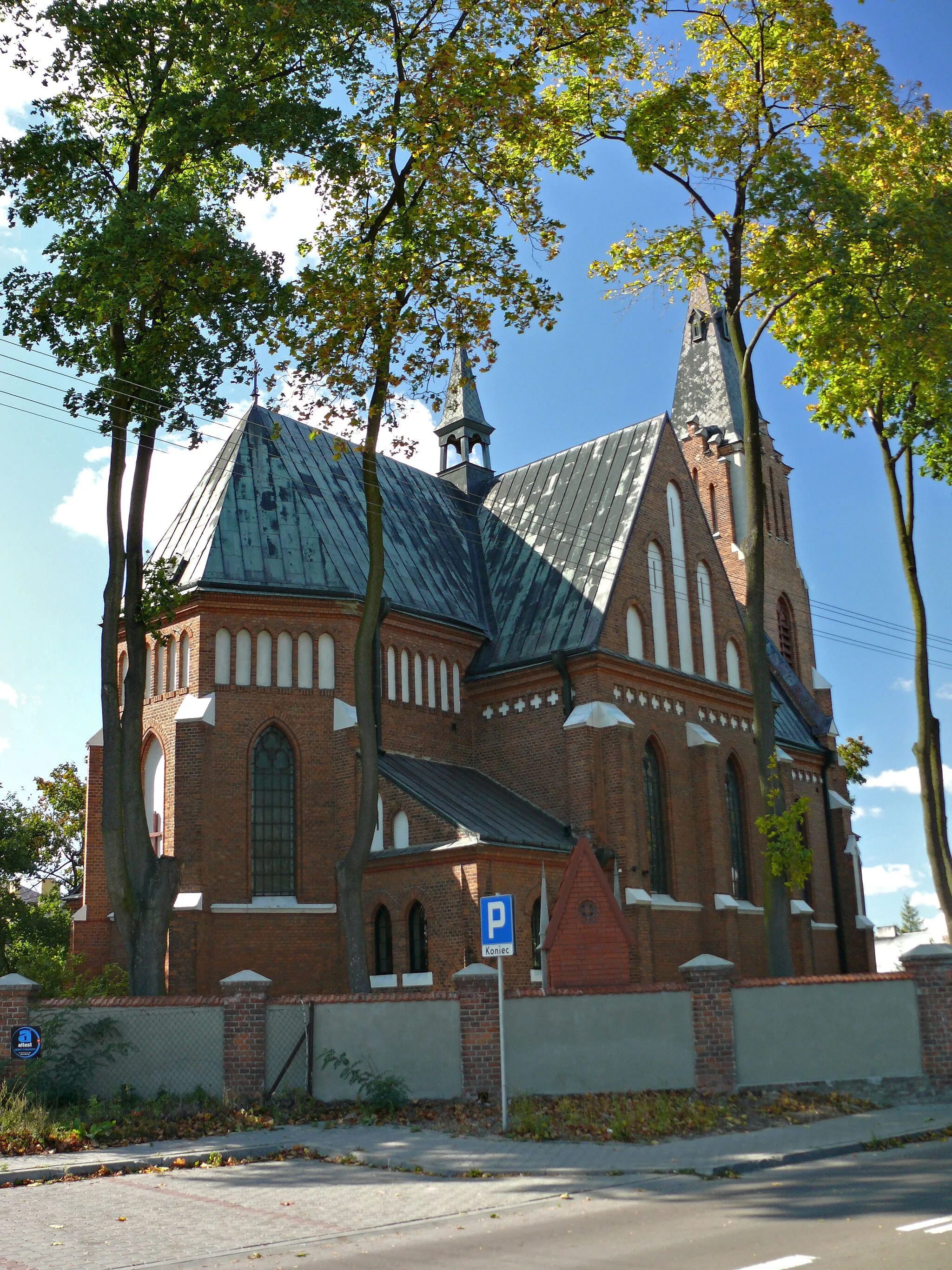 Photo showing: Niemce - zespół kościoła parafialnego p.w. św. Ignacego Loyoli, 1906-1909, tył, prawy bok (zabytek nr rejestr. A/952/1-4)
