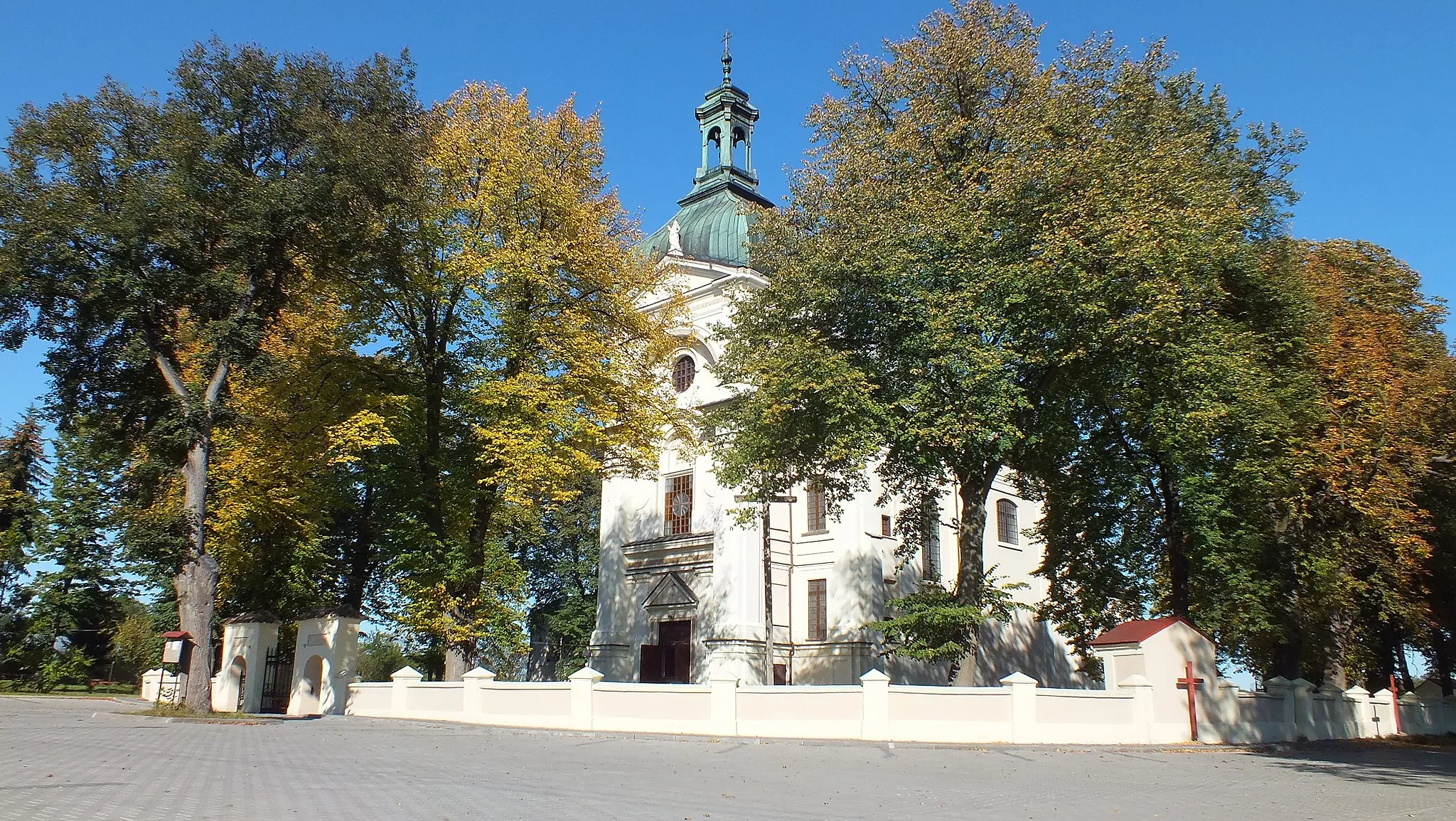 Photo showing: Kościół par. p.w. Marii Magdaleny (1759-66) - Ogrodzenie z bramkami,
Serniki, pow. lubartowski