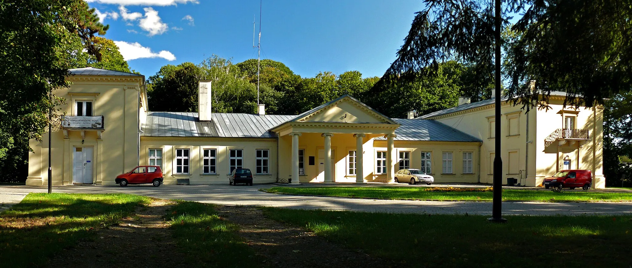 Photo showing: Garbów - zespół pałacowy: - front pałacu (zabytek nr. A/462 z 24.03.1970 i z 11.08.1977)