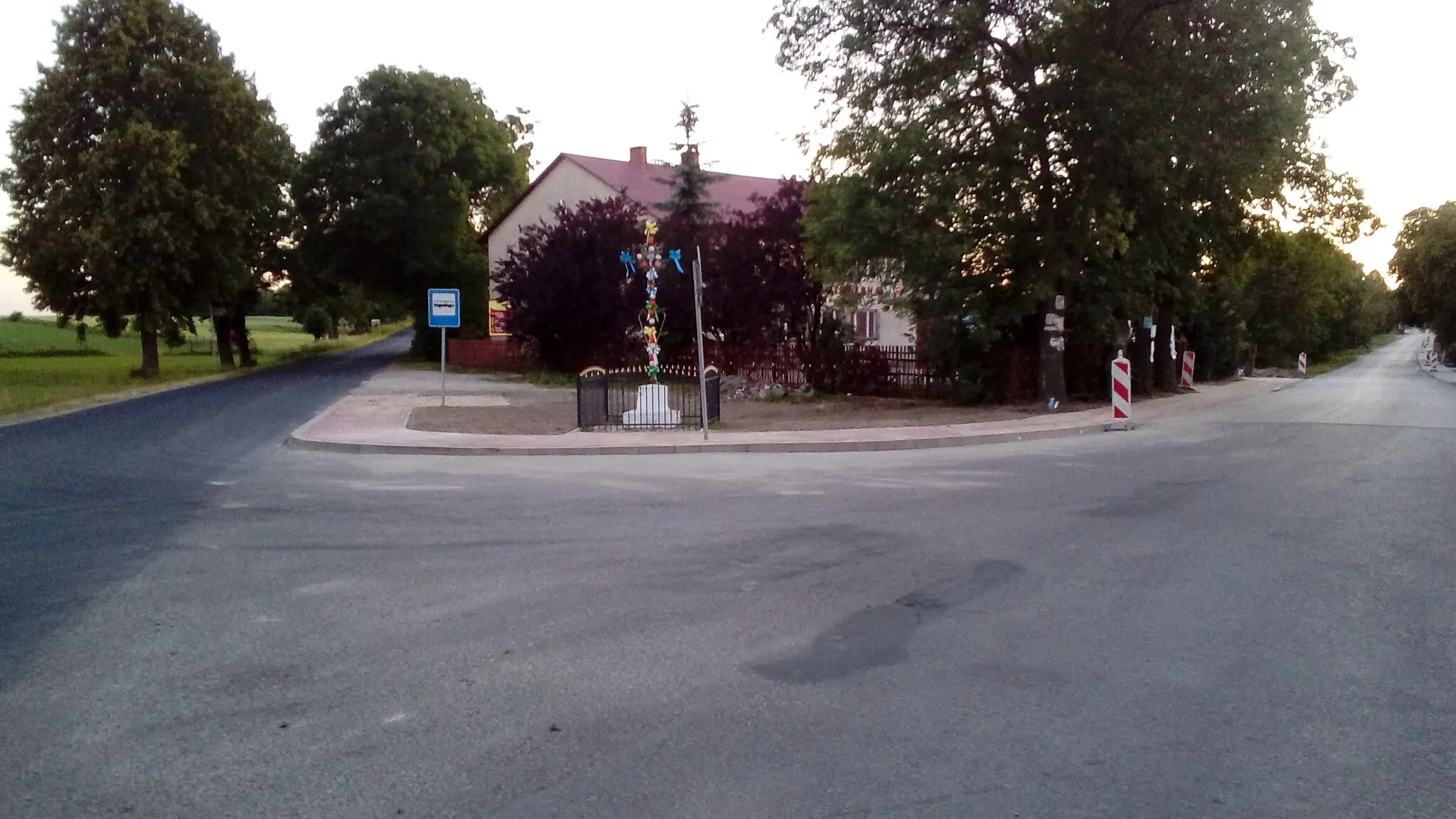 Photo showing: Główne skrzyżowanie w Borkowie (woj. lubelskie) w 2018 roku. W tle widoczna remiza, przydrożny krzyż i droga w stronę Garbowa