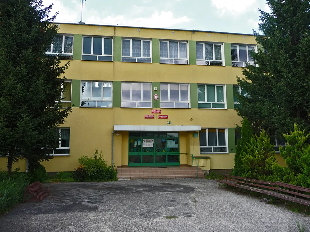 Photo showing: Primary School and Gymnasium (school) in Markuszów.