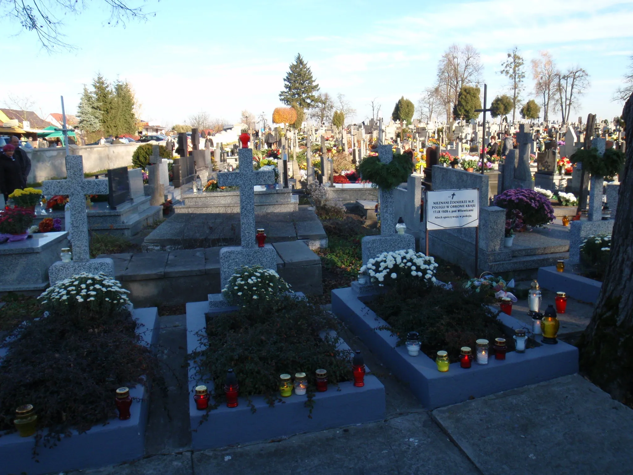 Photo showing: Graves of Unknown Polish Soldiers fallen in fights of Polish Defensive War in 1939 in Witowice. Catholic cemetery in Końskowola