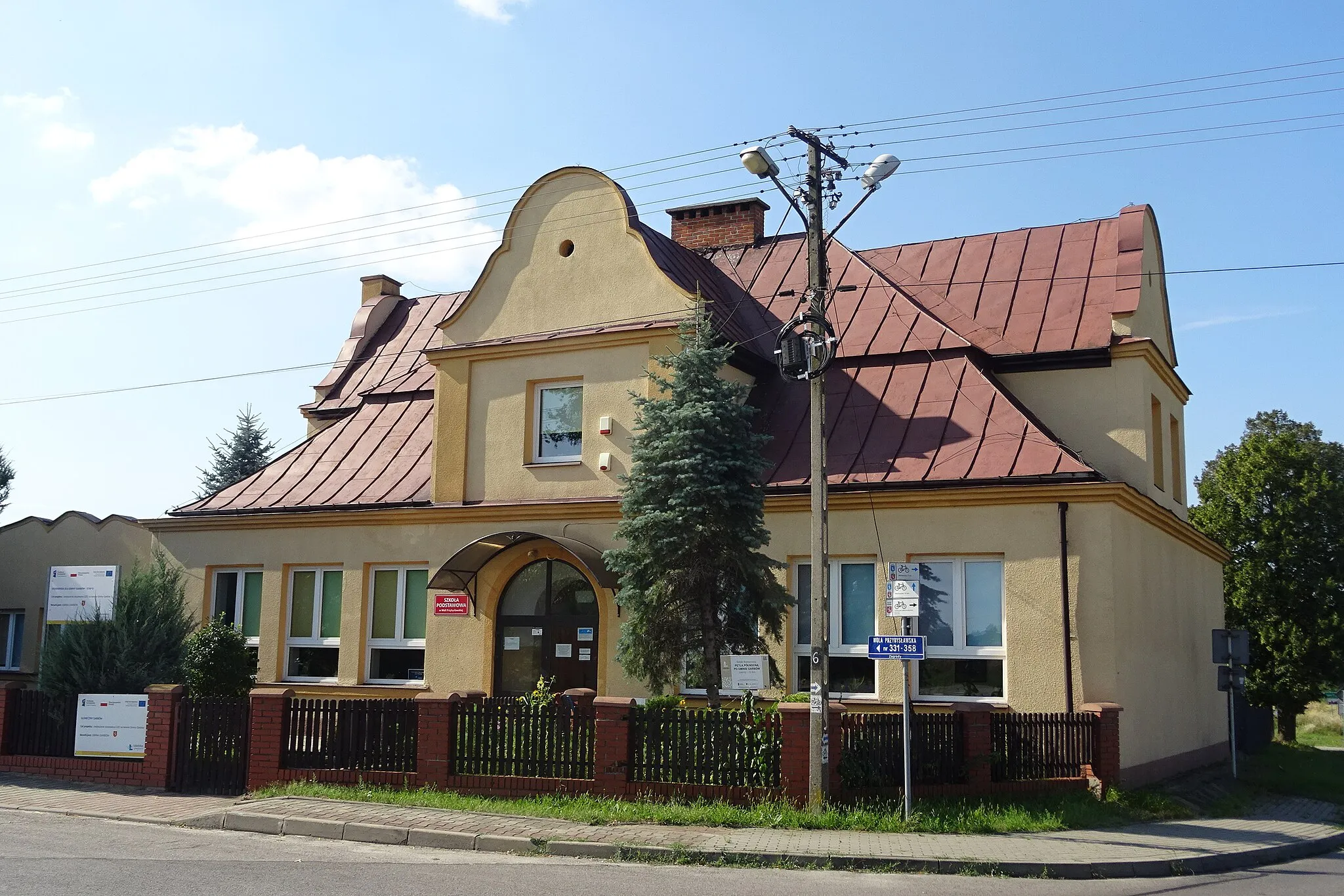 Photo showing: Budynek szkoły we wsi Wola Przybysławska, gmina Garbów, województwo lubelskie