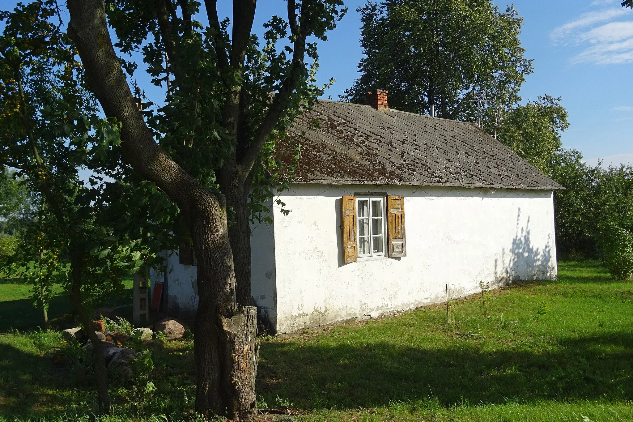 Photo showing: Tradycyjny, wiejski, mały domek mieszkalny we wsi Wólka Kątna, gmina Markuszów, województwo lubelskie