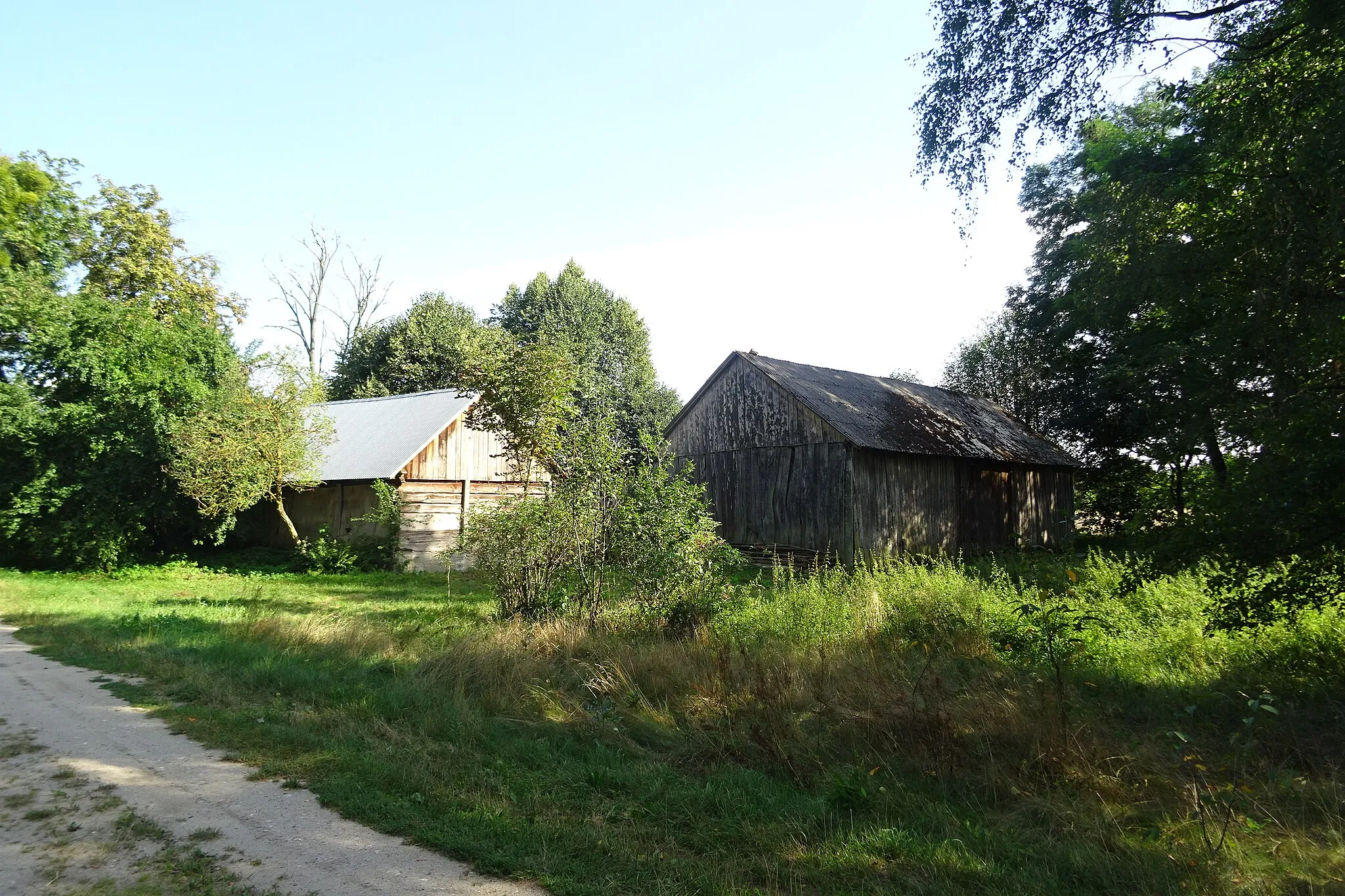 Photo showing: Tradycyjna zabudowa drewniana gospodarstwa w otoczeniu lasów, we wsi Wólka Kątna