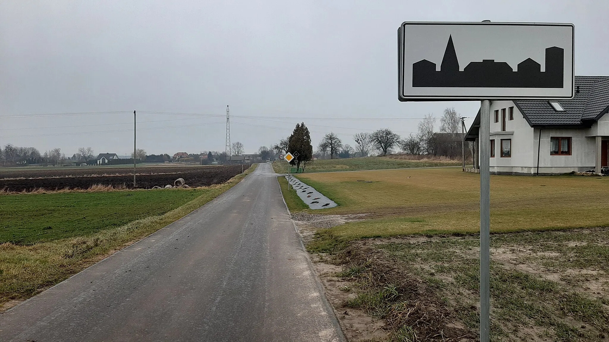 Photo showing: Wjazd do Lesiec (kol. Stanisławówka) od strony Piotrowic Wielkich.