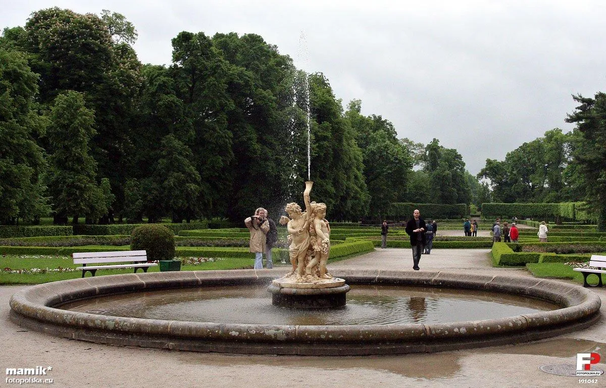 Photo showing: Fontanna w ogrodzie