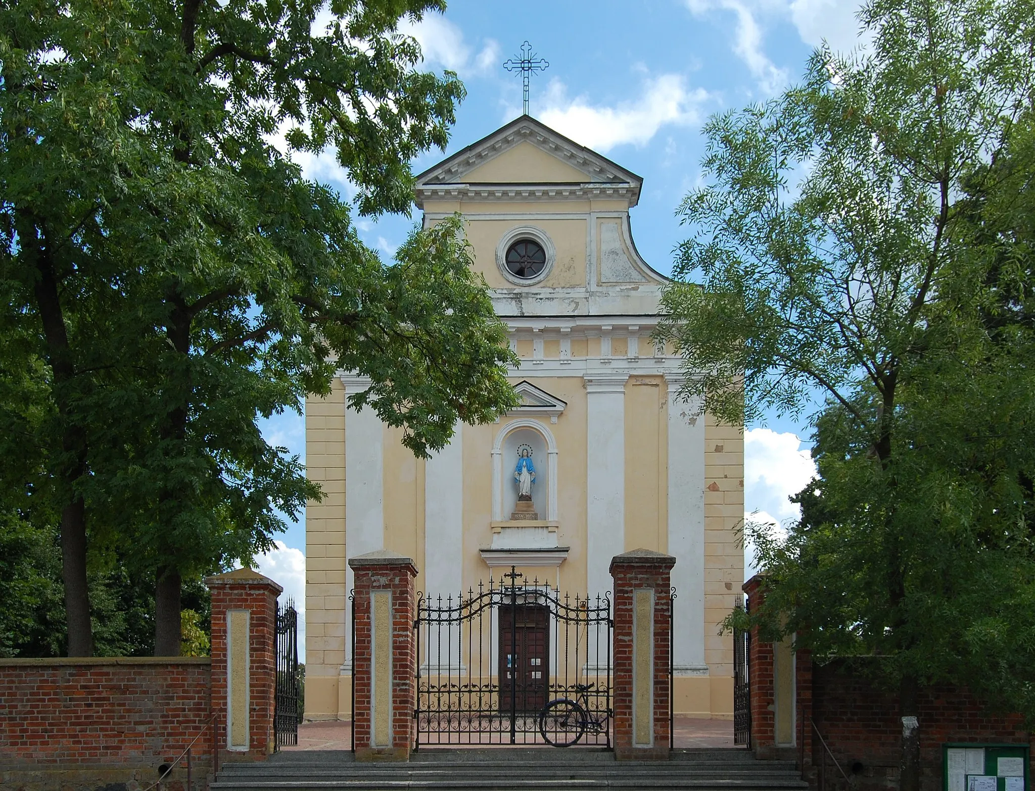 Photo showing: Church in Okrzeja, Lublin Voivodeship, Poland.