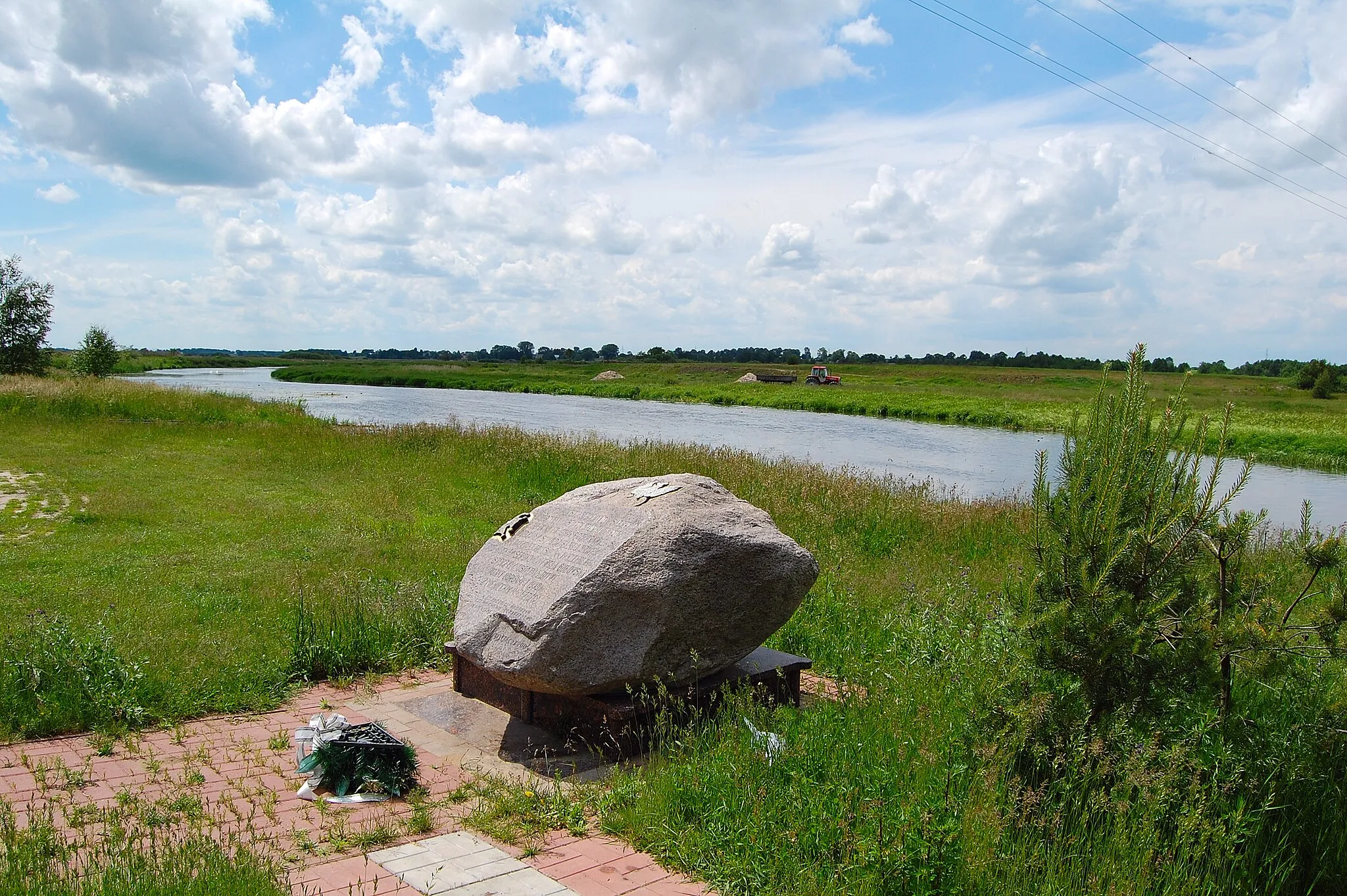 Photo showing: Kamień pamiątkowy nad Tyśmienicą w miejscowości Tchórzew