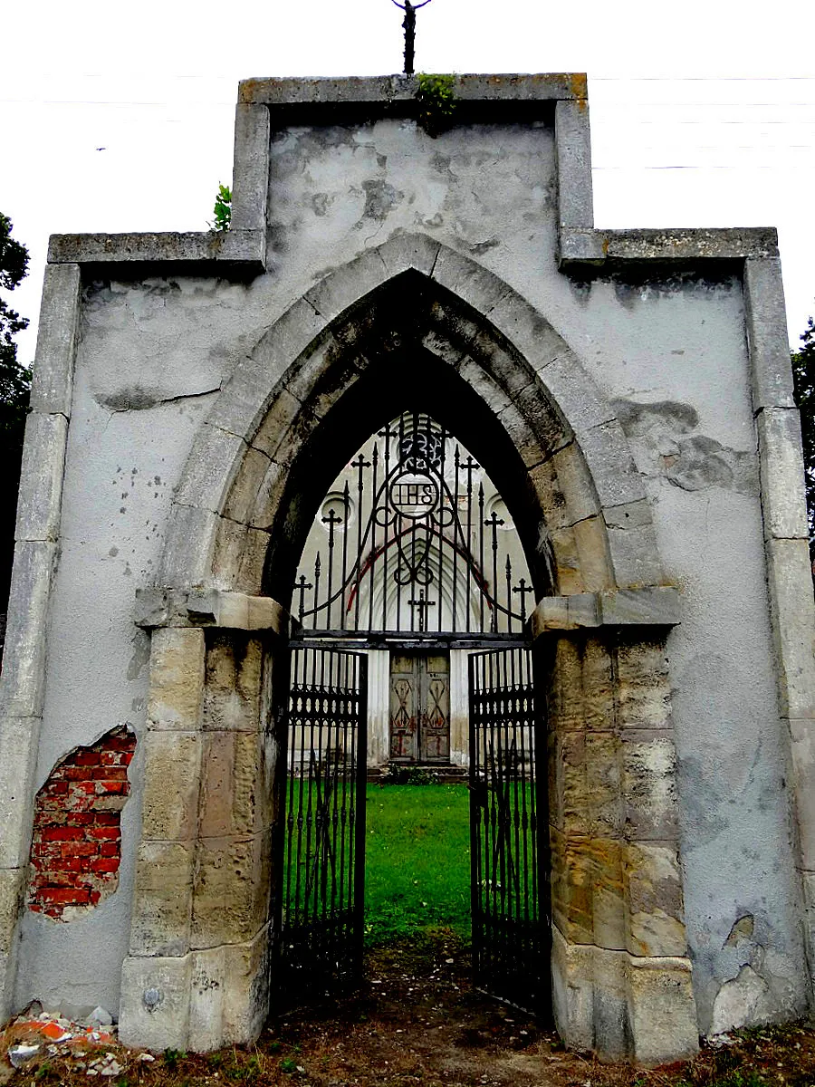 Photo showing: Wielącza. Stary kościół neogotycki 1821-32. Brama