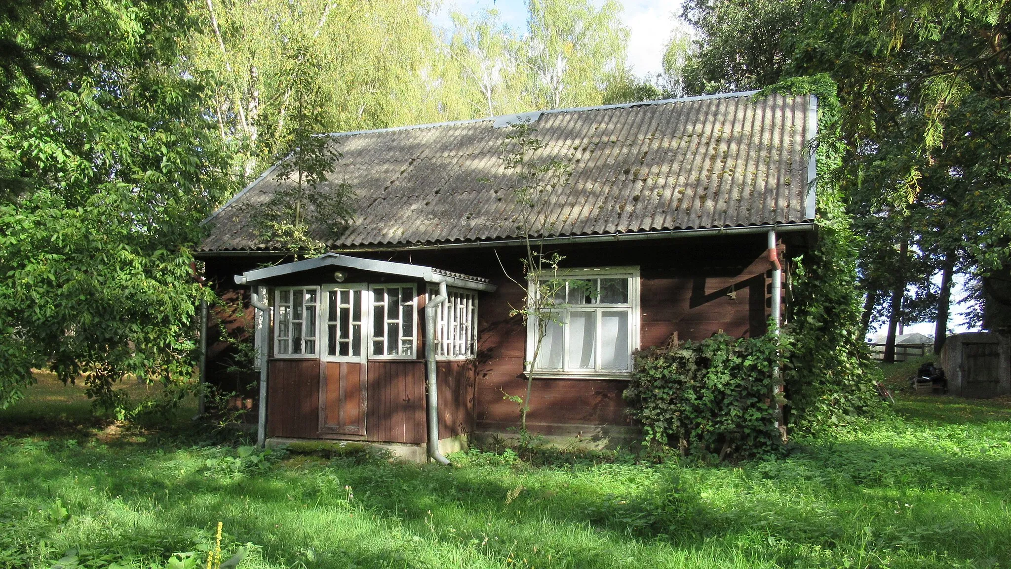 Photo showing: Borsuki (gmina Sarnaki, pow. łosicki, woj. mazowieckie, Polska). Jeden z drewnianych domów we wsi.