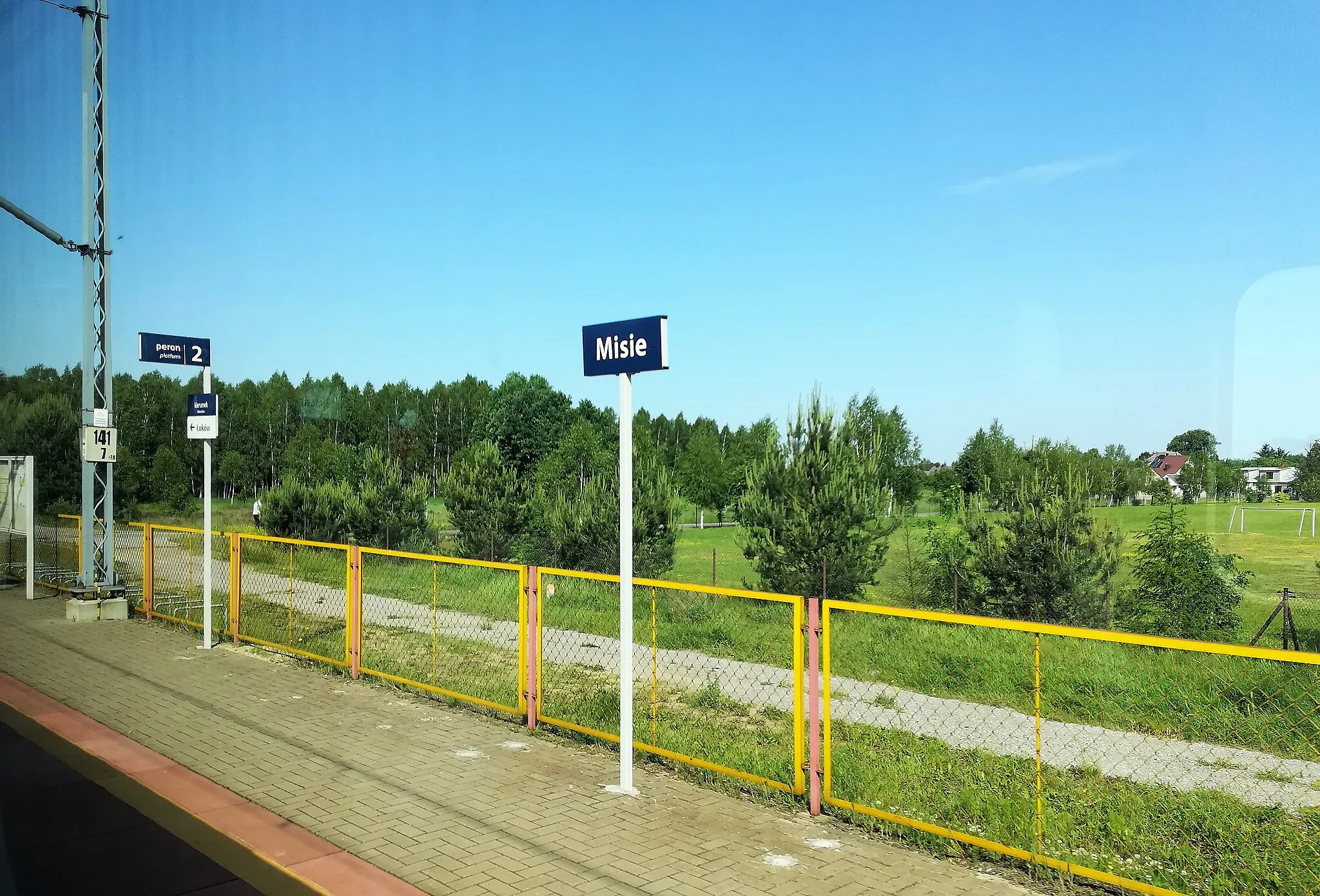 Photo showing: Przystanek kolejowy w Misiach.