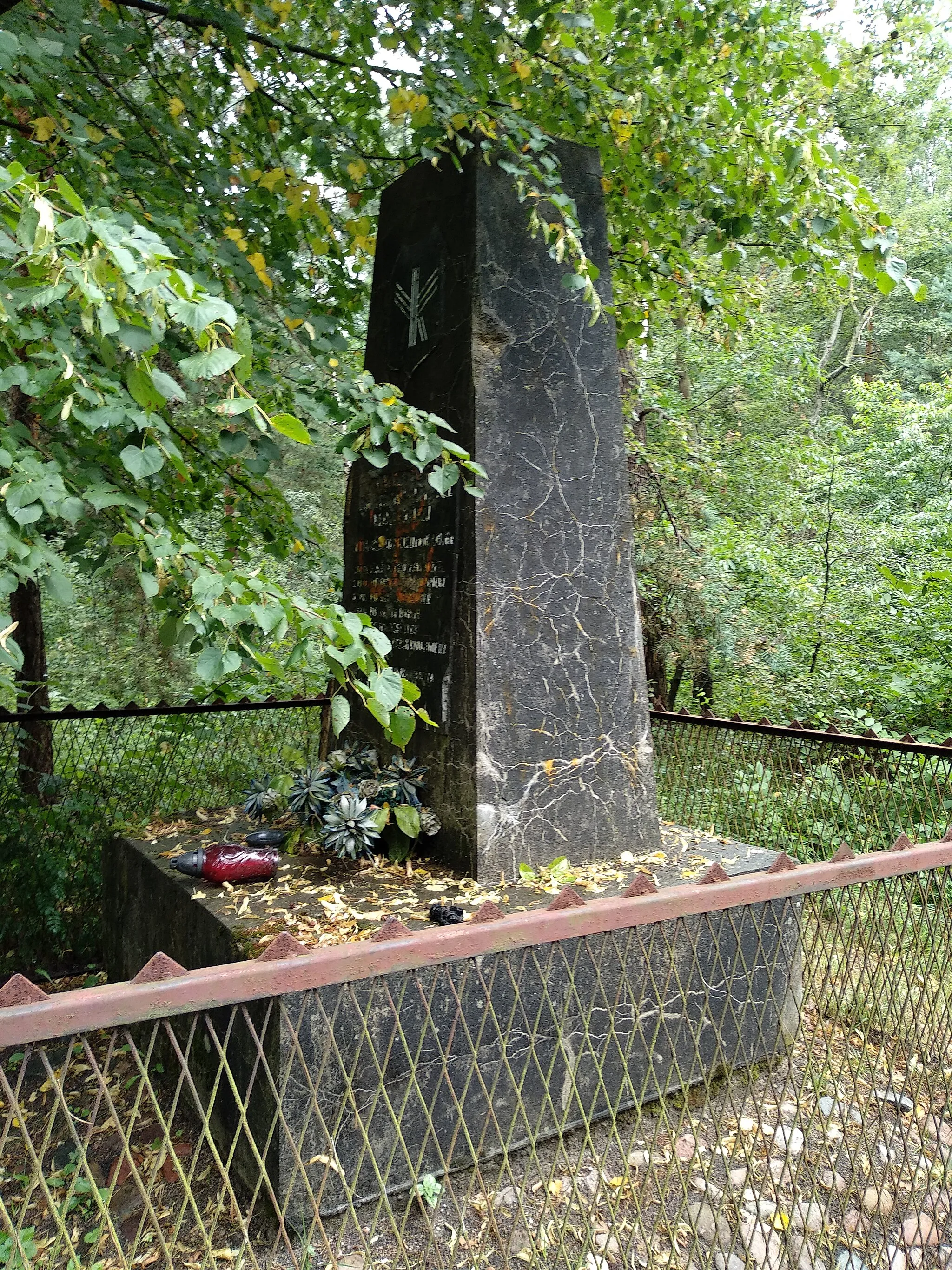 Photo showing: Pomnik upamiętniający poległych funkcjonariuszy MO i SB w 1946 roku, położony w lesie nieopodal Rzeczycy przy DK19.