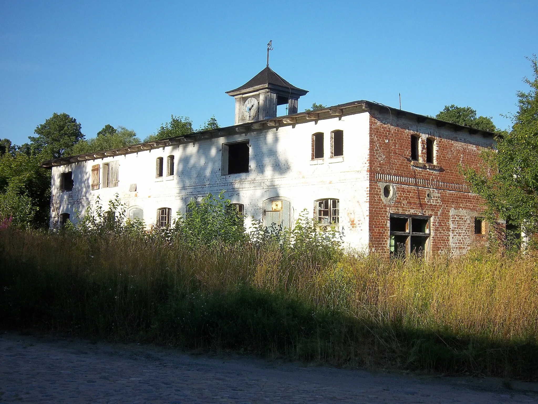 Photo showing: Kozia Góra - ruiny magazynu w centrum wsi