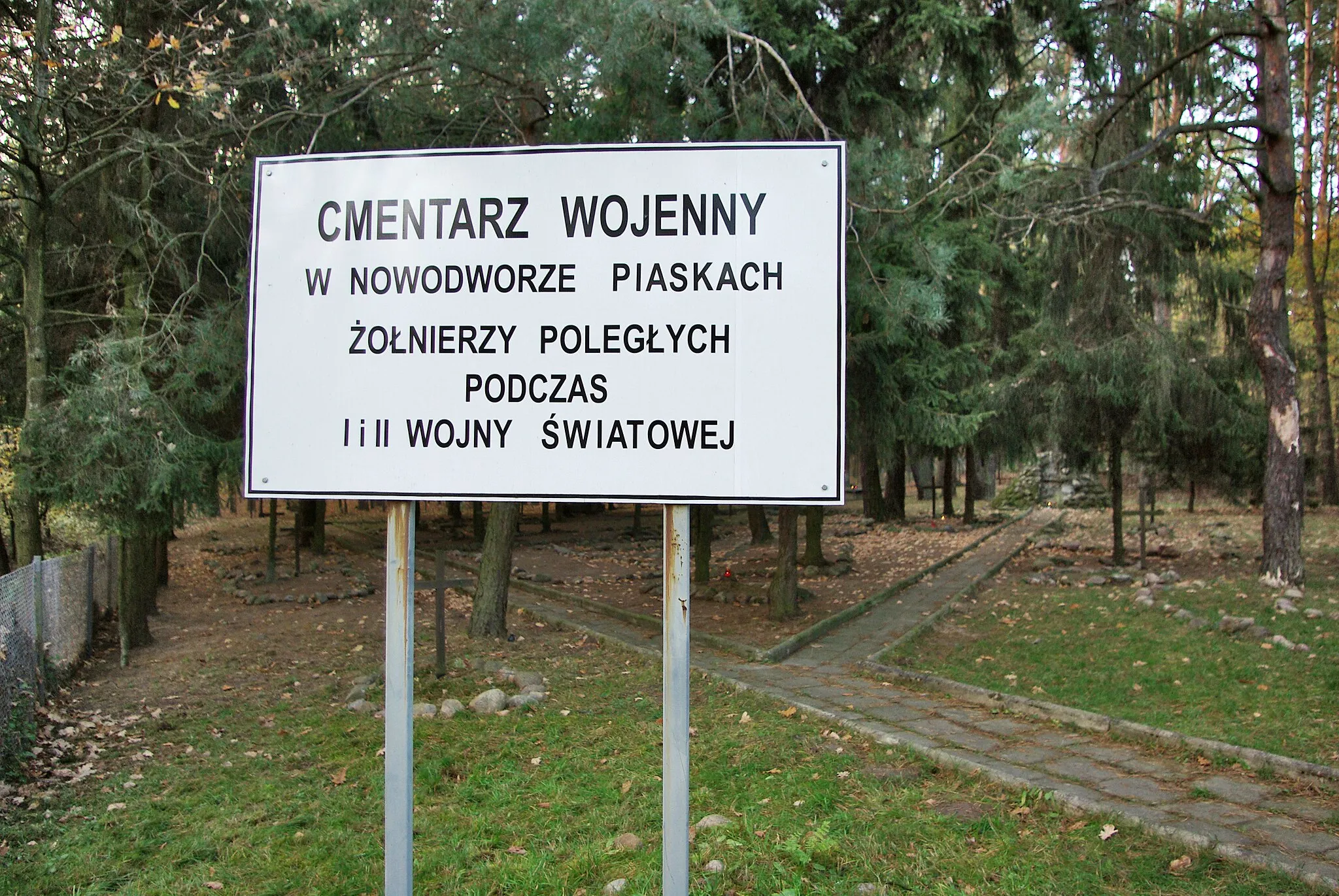 Photo showing: Cmentarz wojenny z I i II wojny światowej w Nowodworze Piaskach