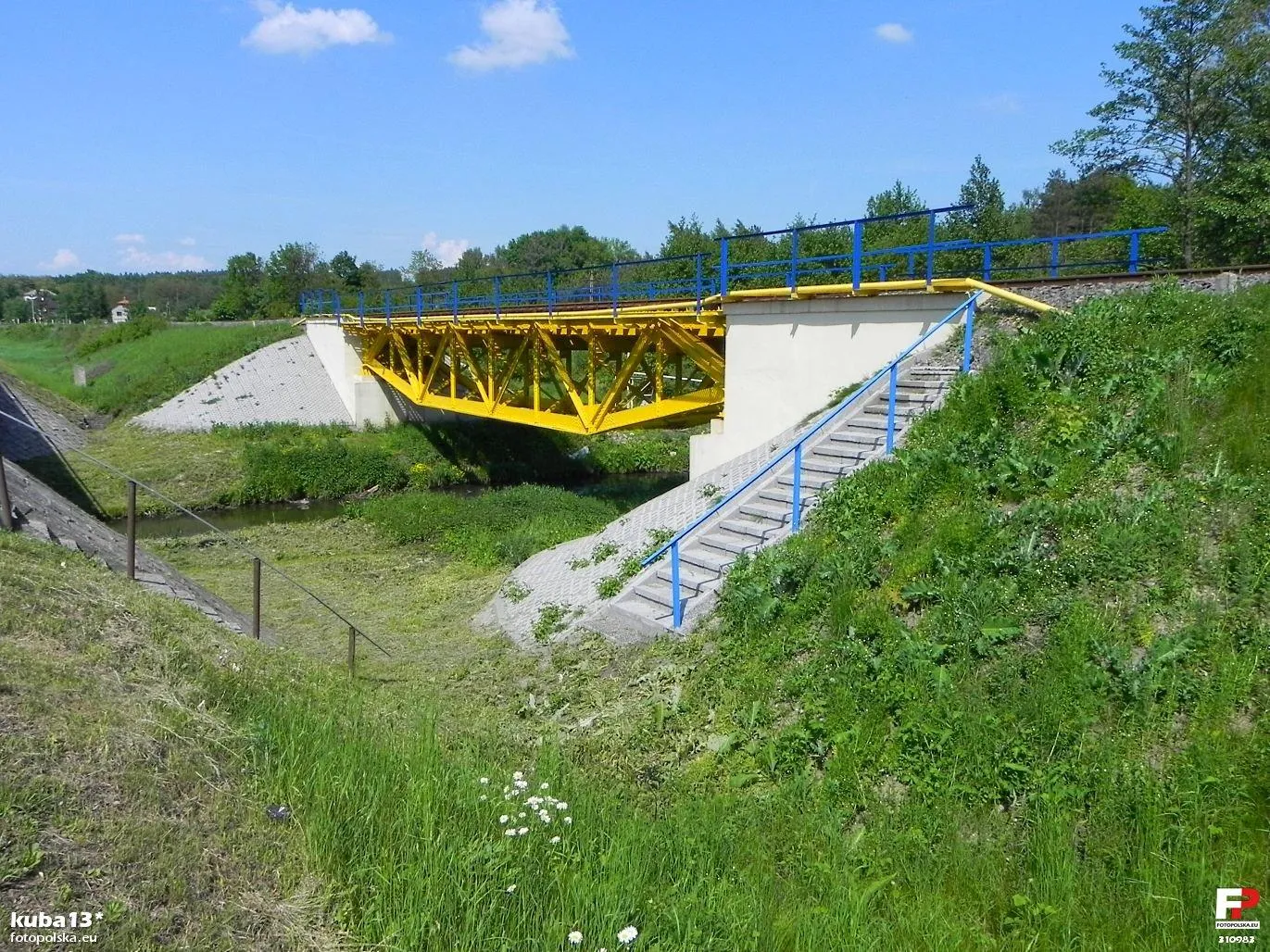 Photo showing: Wiadukt kolejowy nad rzeką Wojsławka. Równoległy do mostu drogowego nad rzeką.