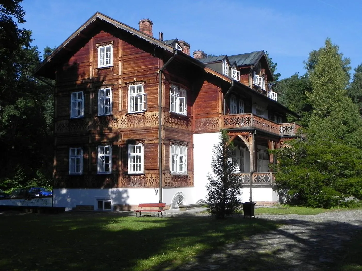 Photo showing: Zwierzyniec, ul. Plażowa 1 - zespół "Pałacu Plenipotenta", obecnie siedziba Roztoczańskiego PN (k. XIX w.): dom mieszkalny, 1880-91 r. (Zabytek nr A/172 z 31.03.1977)