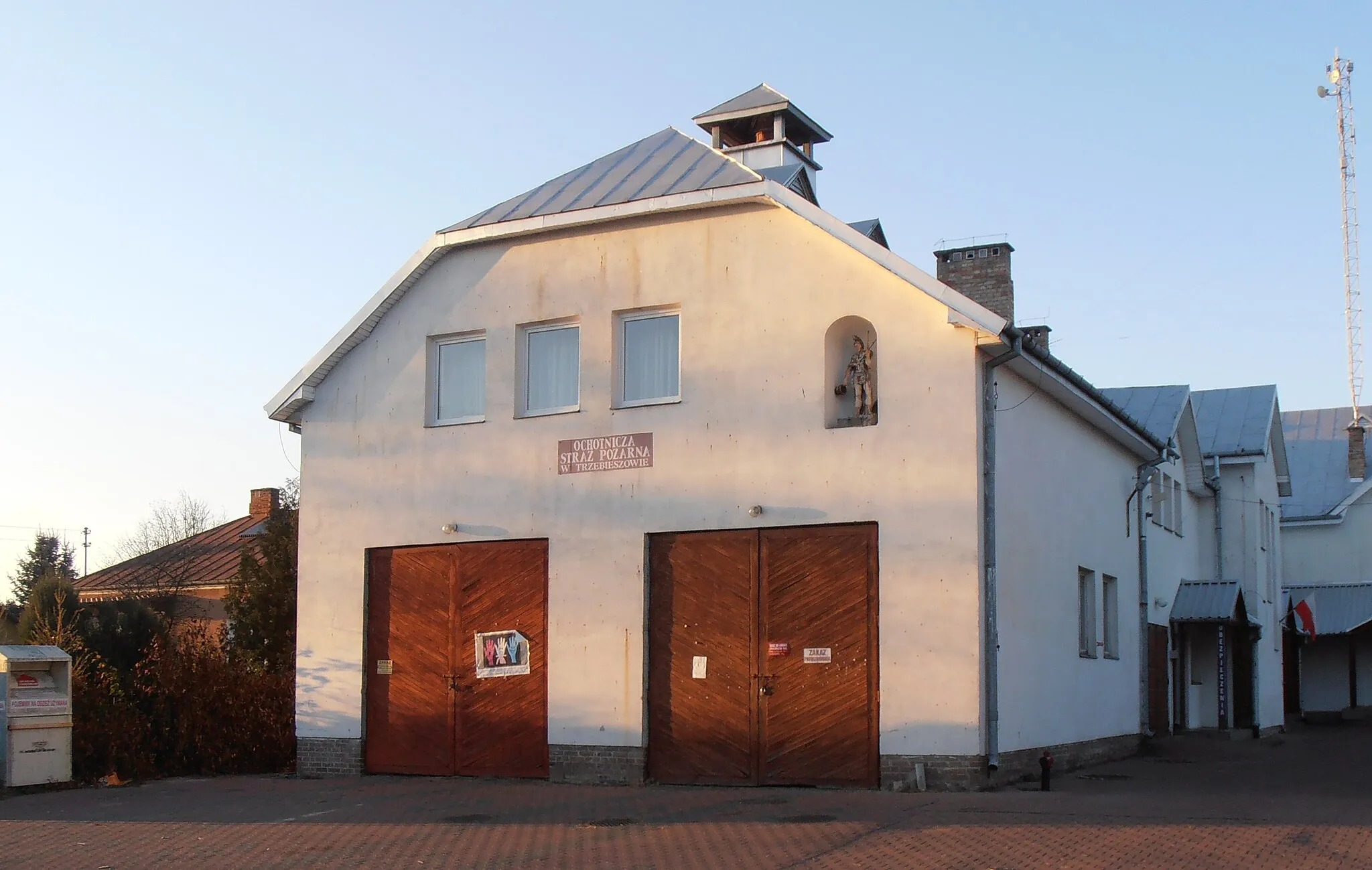 Photo showing: Trzebieszów (pow. łukowski, woj. lubelskie). Remiza miejscowej Ochotniczej Staży Pożarnej.