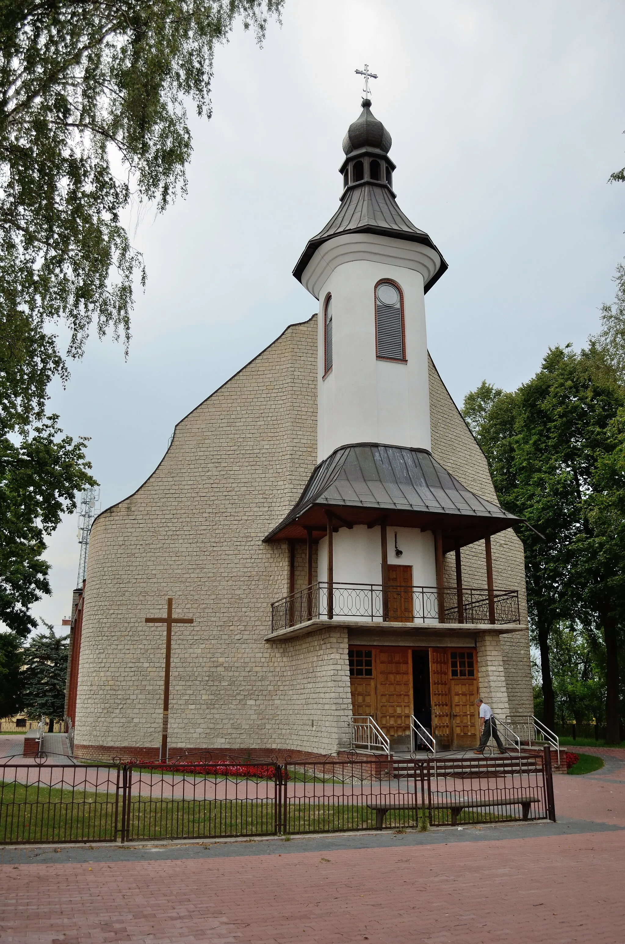 Photo showing: Aleksandrów - rzymskokatolicki kościół parafialny p.w. Matki Bożej Nieustającej Pomocy