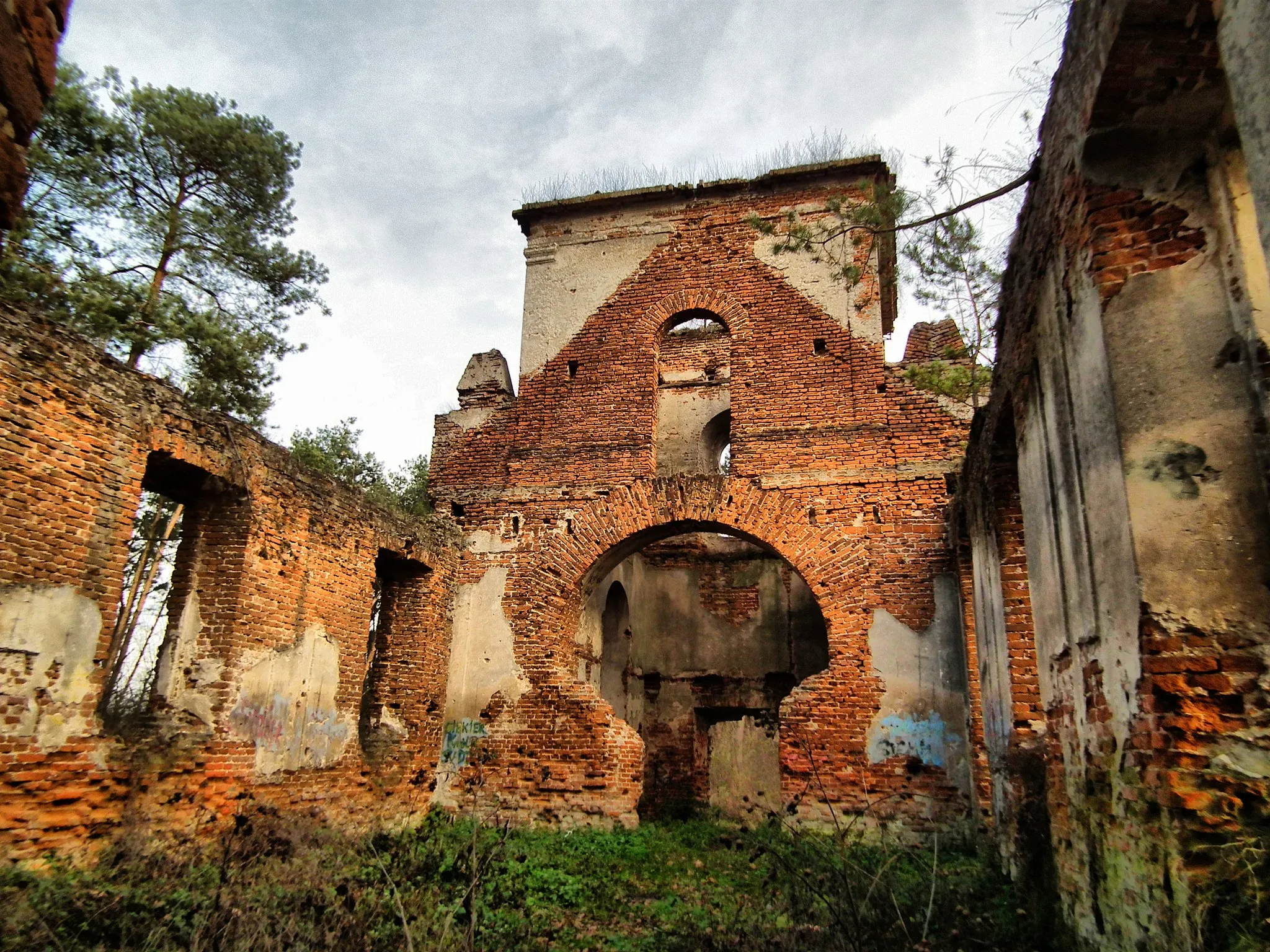 Photo showing: Ruiny zboru kalwińskiego w Piaskach – dawny zbór ewangelicko-reformowany mieszczący się w mieście Piaski. Obecnie znajduje się w stanie ruiny.