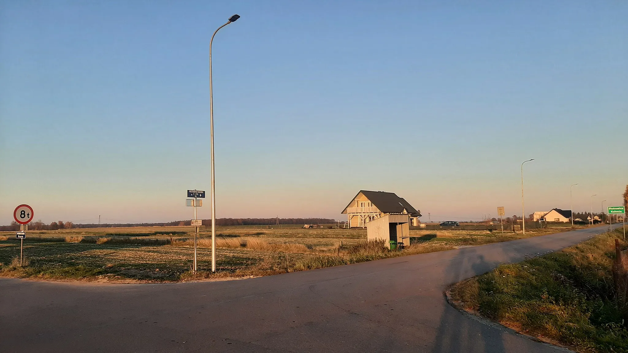Photo showing: Na zdjęciu widzimy krajobraz wsi Piotrowice-Kolonia z punktu jakim jest skrzyżowanie dróg Leśce-Krasienin oraz Piotrowice-Borków