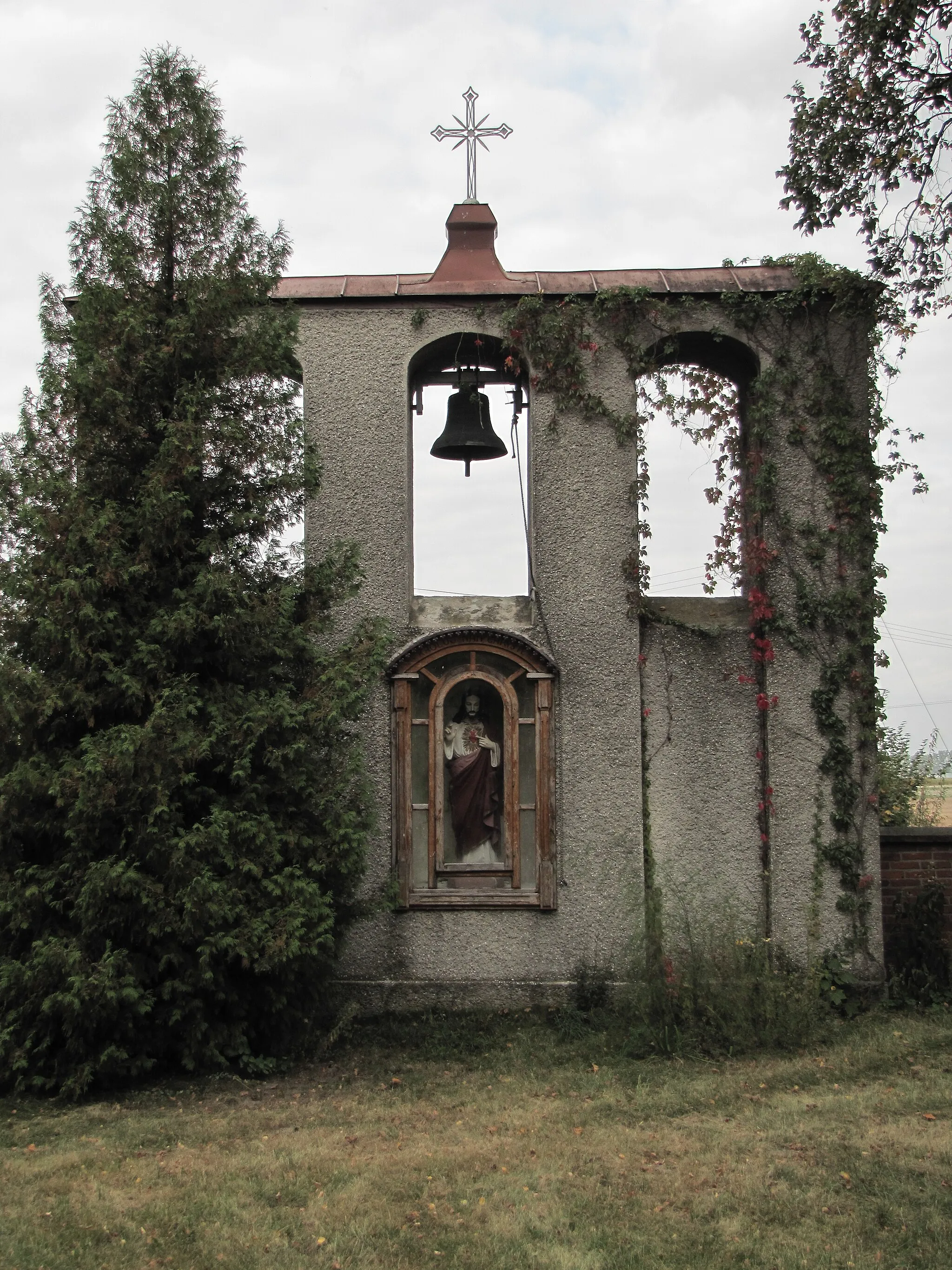 Photo showing: Polubicze - dawna cerkiew unicka, obecnie kościół rzymskokatolicki parafialny p.w. św. Jana Ewangelisty (drewn., 1924-1927), cmentarz (zabytek nr rejestr. A-231)