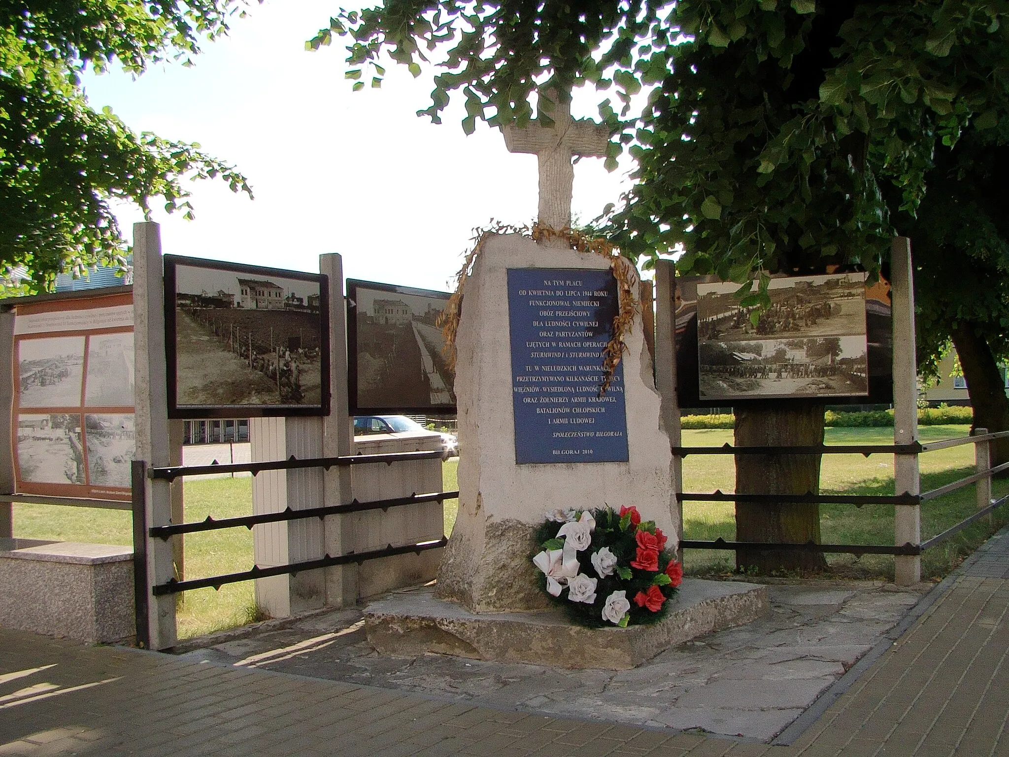 Photo showing: Biłgoraj - memorial to civilians, soldiers of Armia Krajowa, Bataliony Chłopskie and Armia Ludowa
