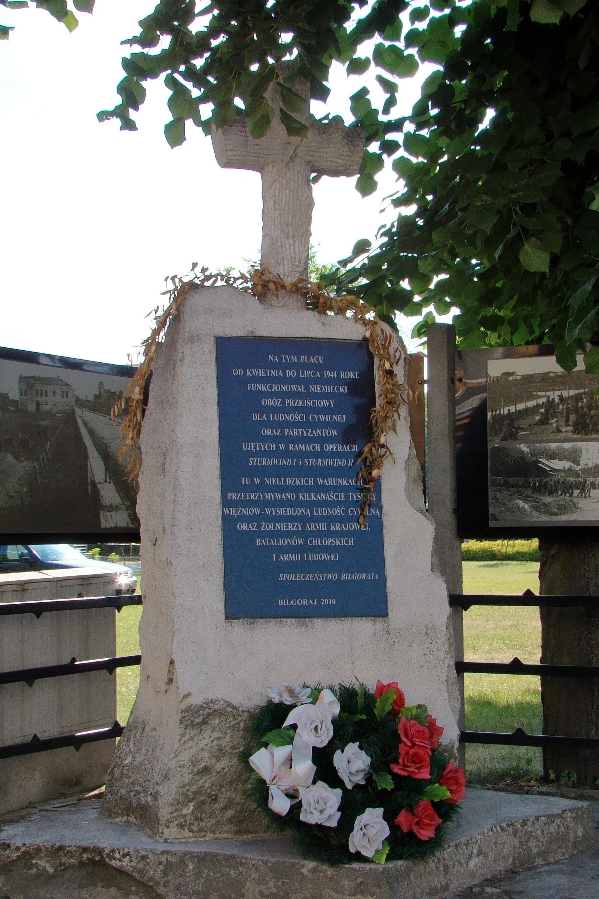 Photo showing: Biłgoraj - memorial to civilians, soldiers of Armia Krajowa, Bataliony Chłopskie and Armia Ludowa