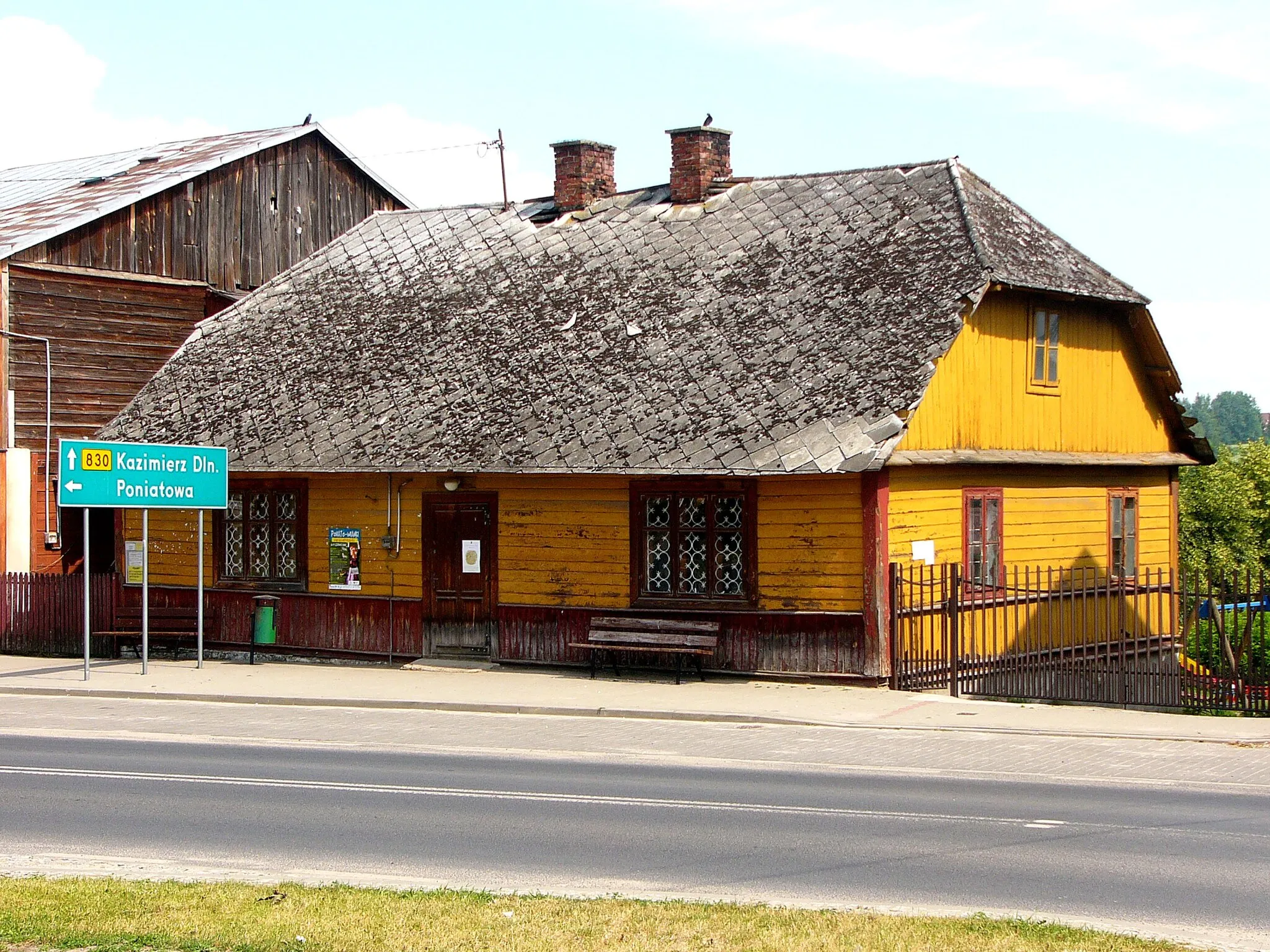 Photo showing: Wąwolnica, Rynek 35, dom drewniany