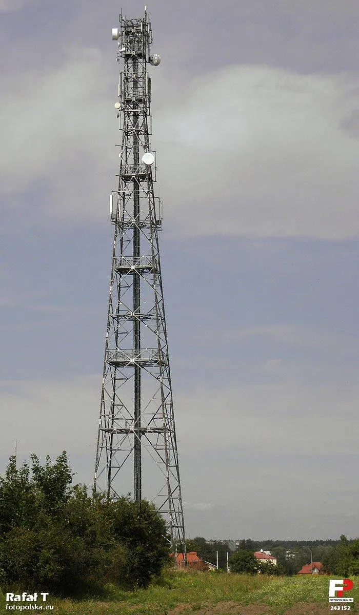 Photo showing: Wieża telefonii GSM, w dali widoczne zabudowania Pionek.