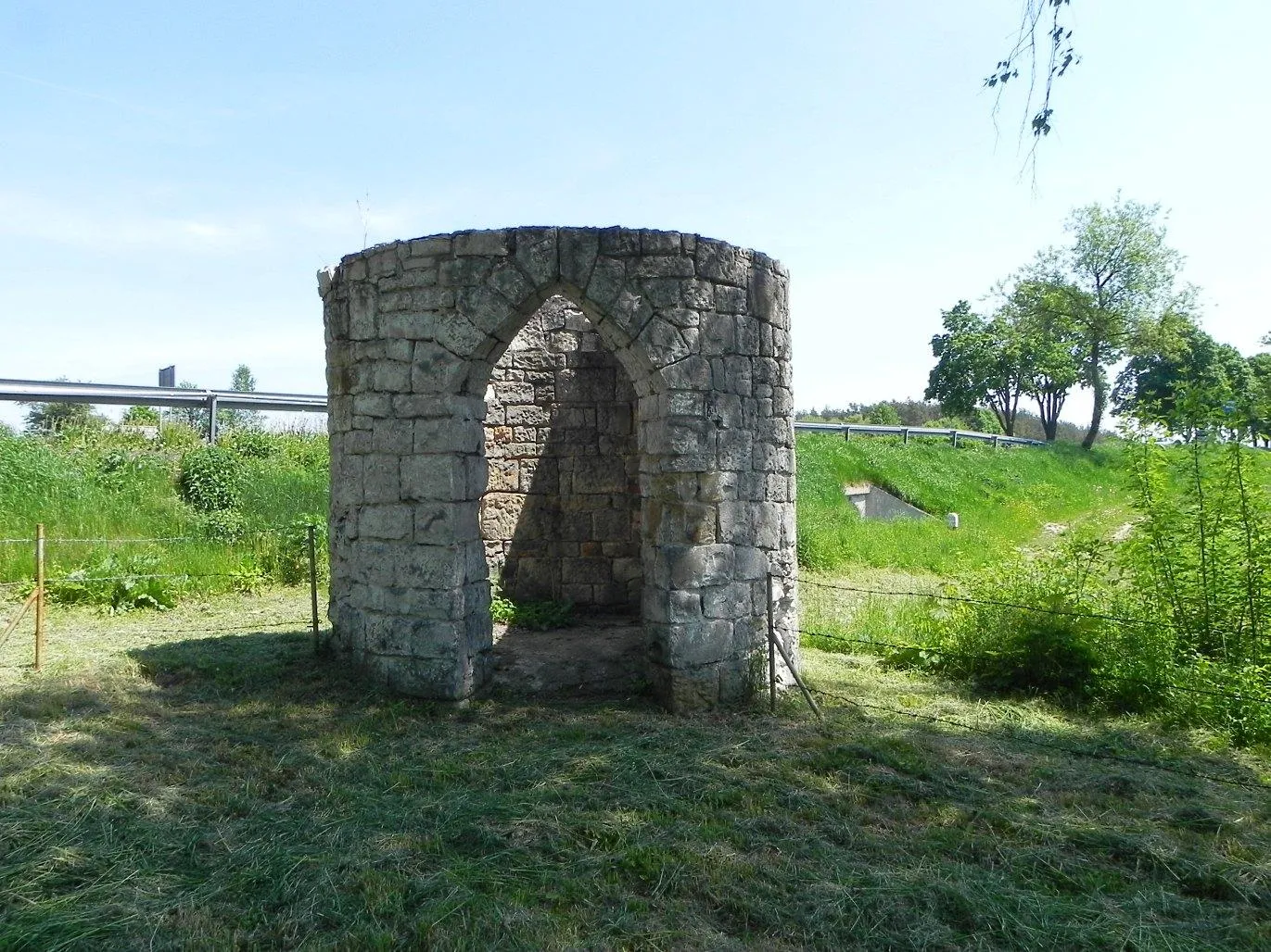 Photo showing: Rotunda na cmentarzu z okresu I wojny światowej w Łopienniku Podleśnym.