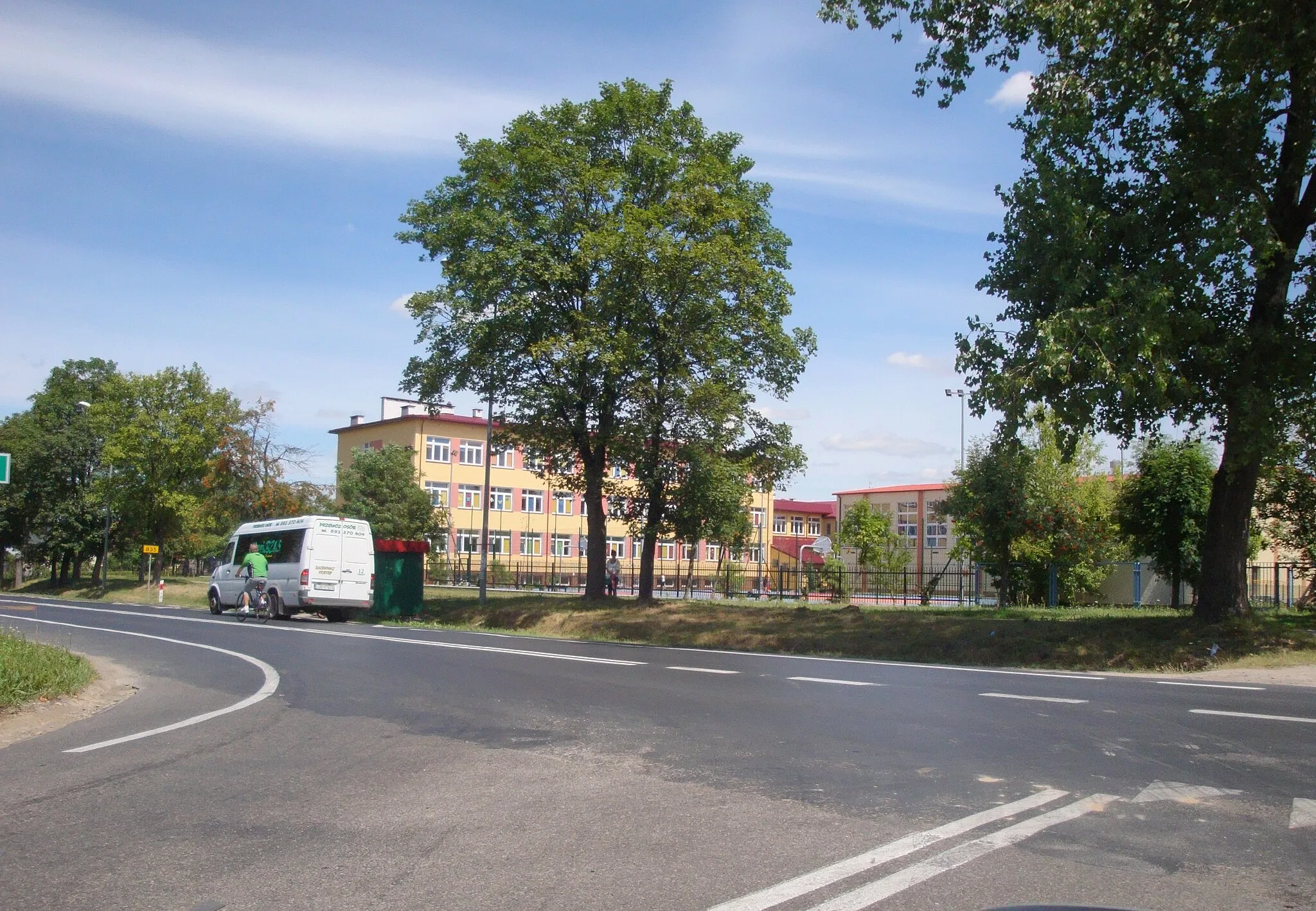 Photo showing: Mętów - village near Lublin, Poland. Local school.