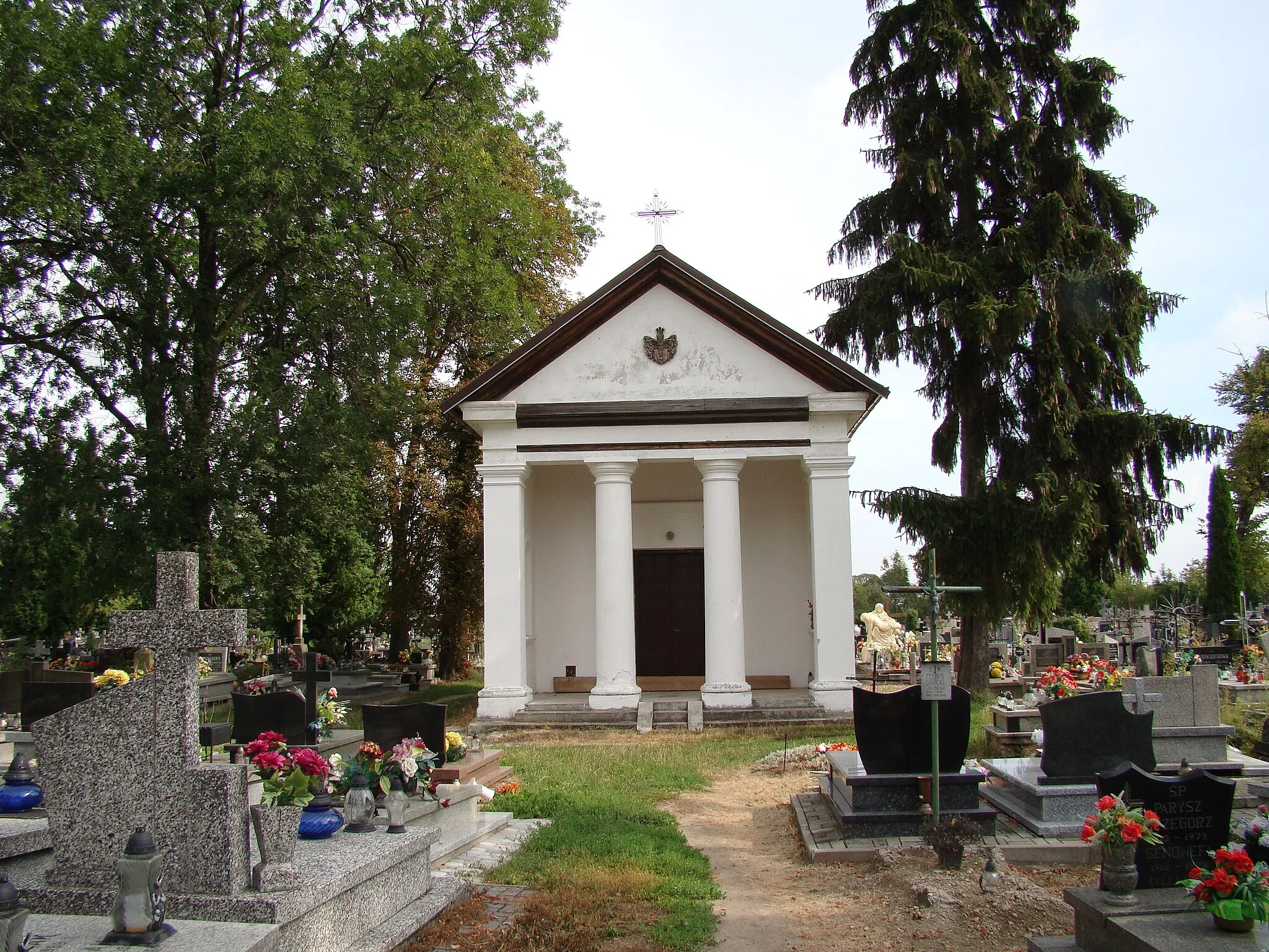 Photo showing: Kapliczka na cmentarzu parafialnym w Mełgwii