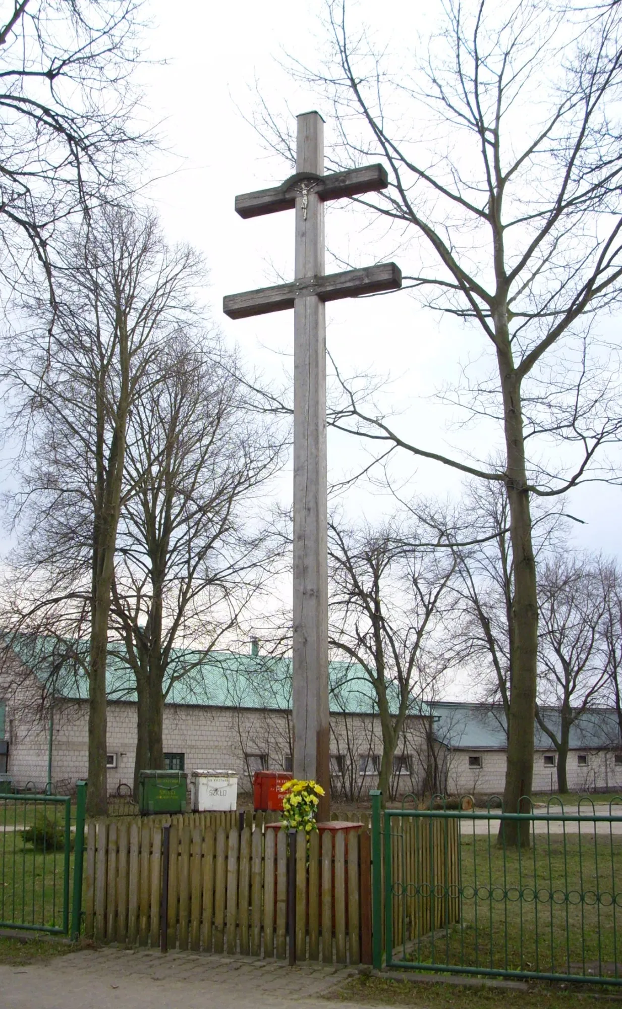 Photo showing: Fiukówka, pow. łukowski, woj. lubelskie, Polska. Oryginalny krzyż przydrożny w formie krzyża lotaryńskiego (karawaki).