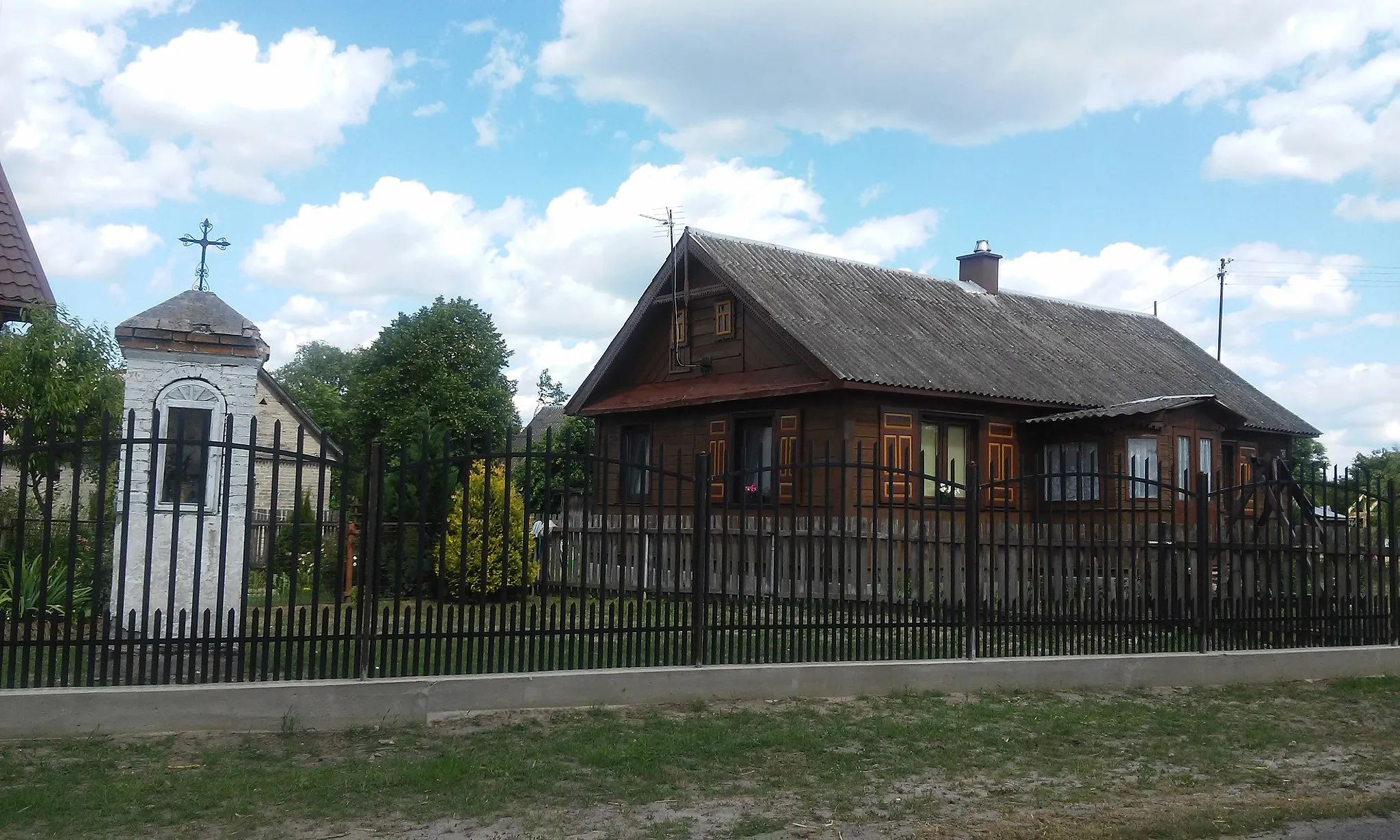 Photo showing: Dom w Dąbrowicy Dużej z kapliczką