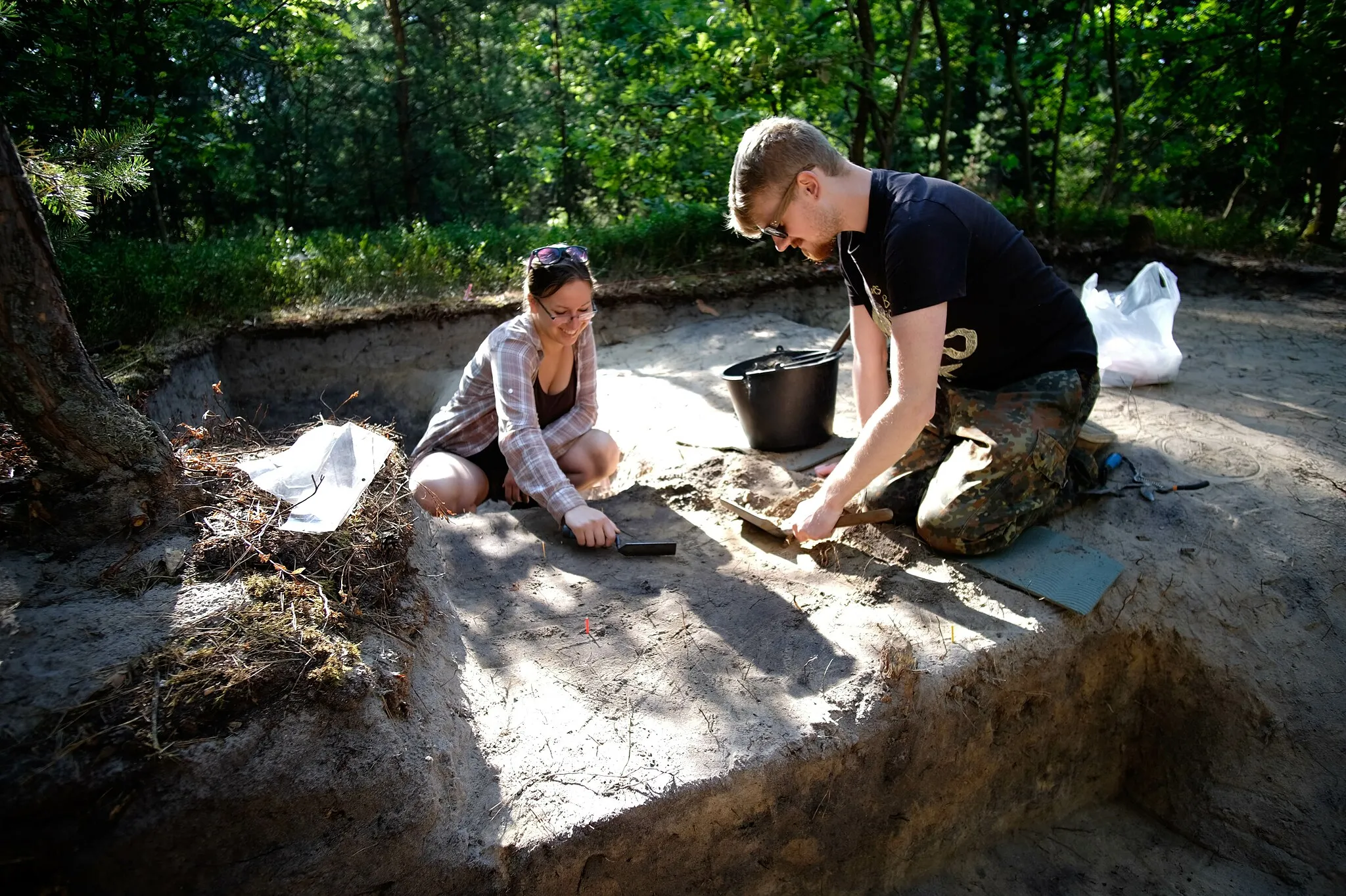 Photo showing: Archaeologist from Chodlik Archaeological Mission of the Institute of Archaeology and Ethnology Polish Academy of Sciences exploring early medieval cremation burials in Chodlik - small village located in Eastern Poland famous from rich relics of early medieval settlements.