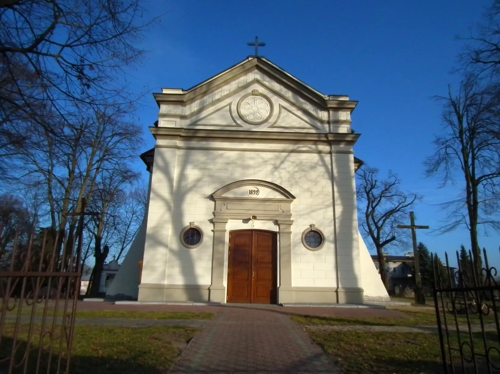 Photo showing: Popkowice - kościół parafialny p.w. Świętej Trójcy (XVII, XIX) Dzwonnica Cmentarz przykościelny Ogrodzenie z kapliczkami (zabytek nr rejestr. A/413 z 17.06.1957 i z 12.02.1969)