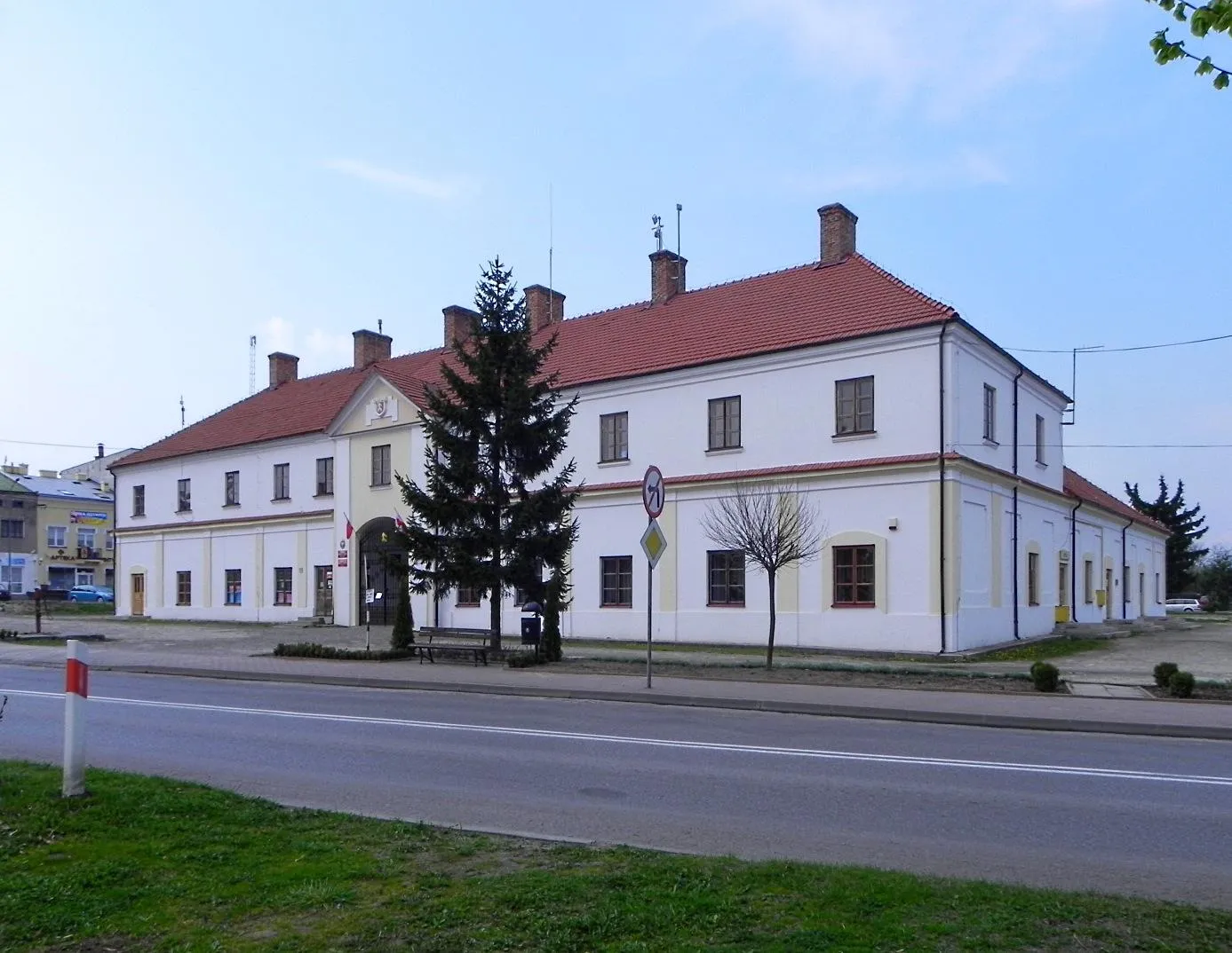 Photo showing: Czworoboczny ratusz w Oleszycach z dziedzińcem i dwiema bramami, z 2. poł. XVII w., później rozbudowany.