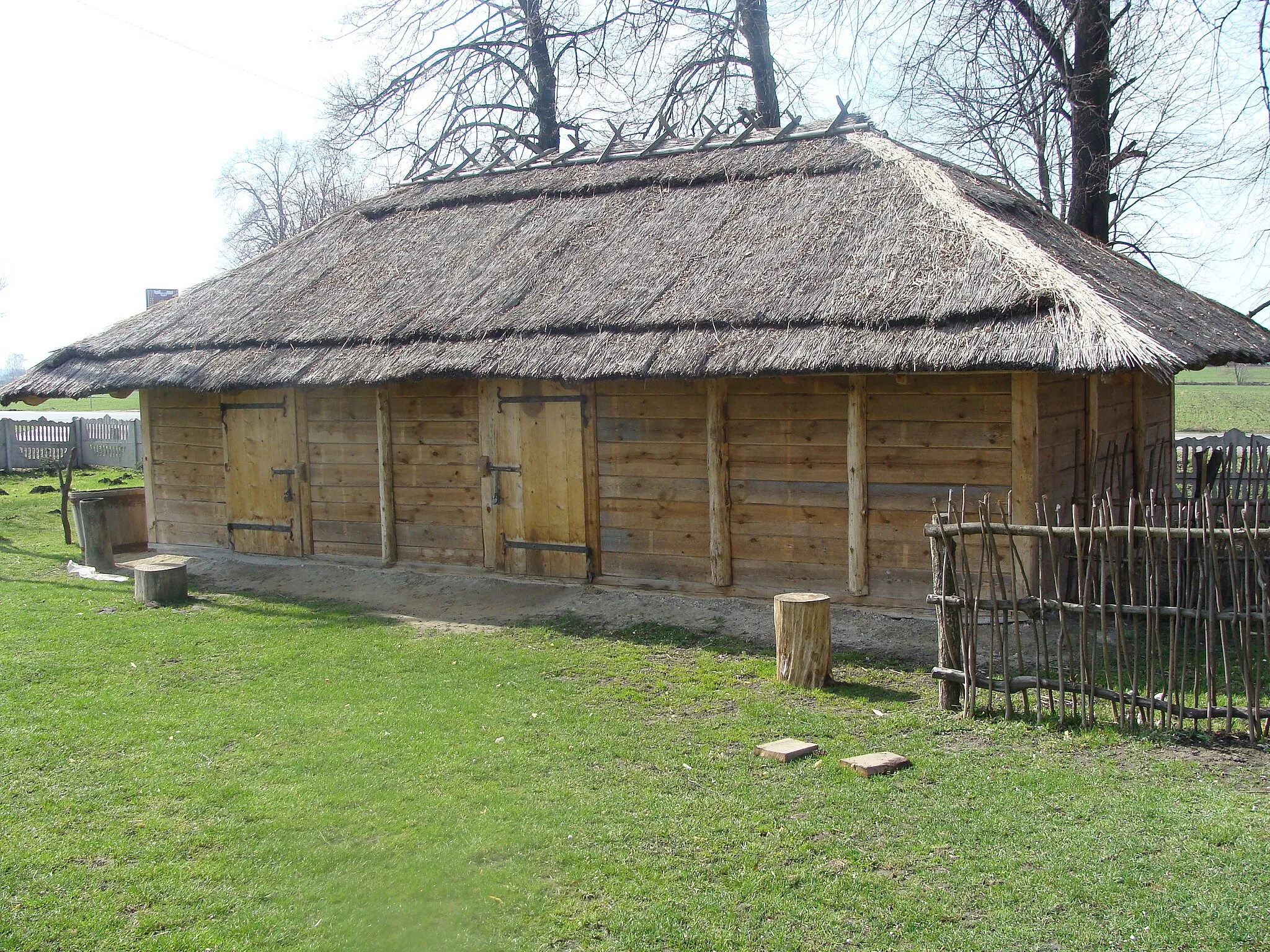 Photo showing: Rekonstrukcja gockiej chaty w Masłomęczu (obok domu kultury)