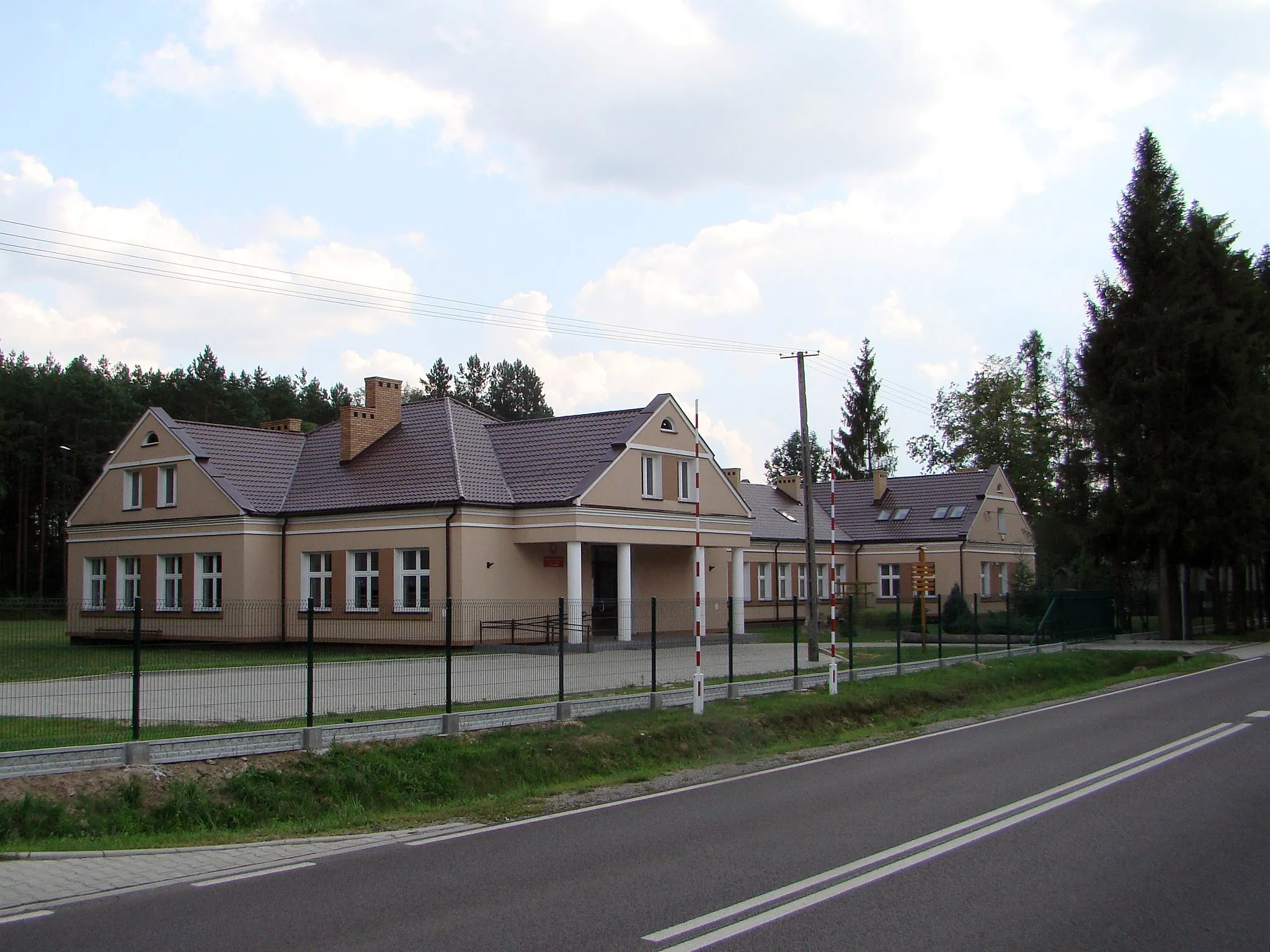 Photo showing: Budova školy ve vesnici Kaczórki, Polsko