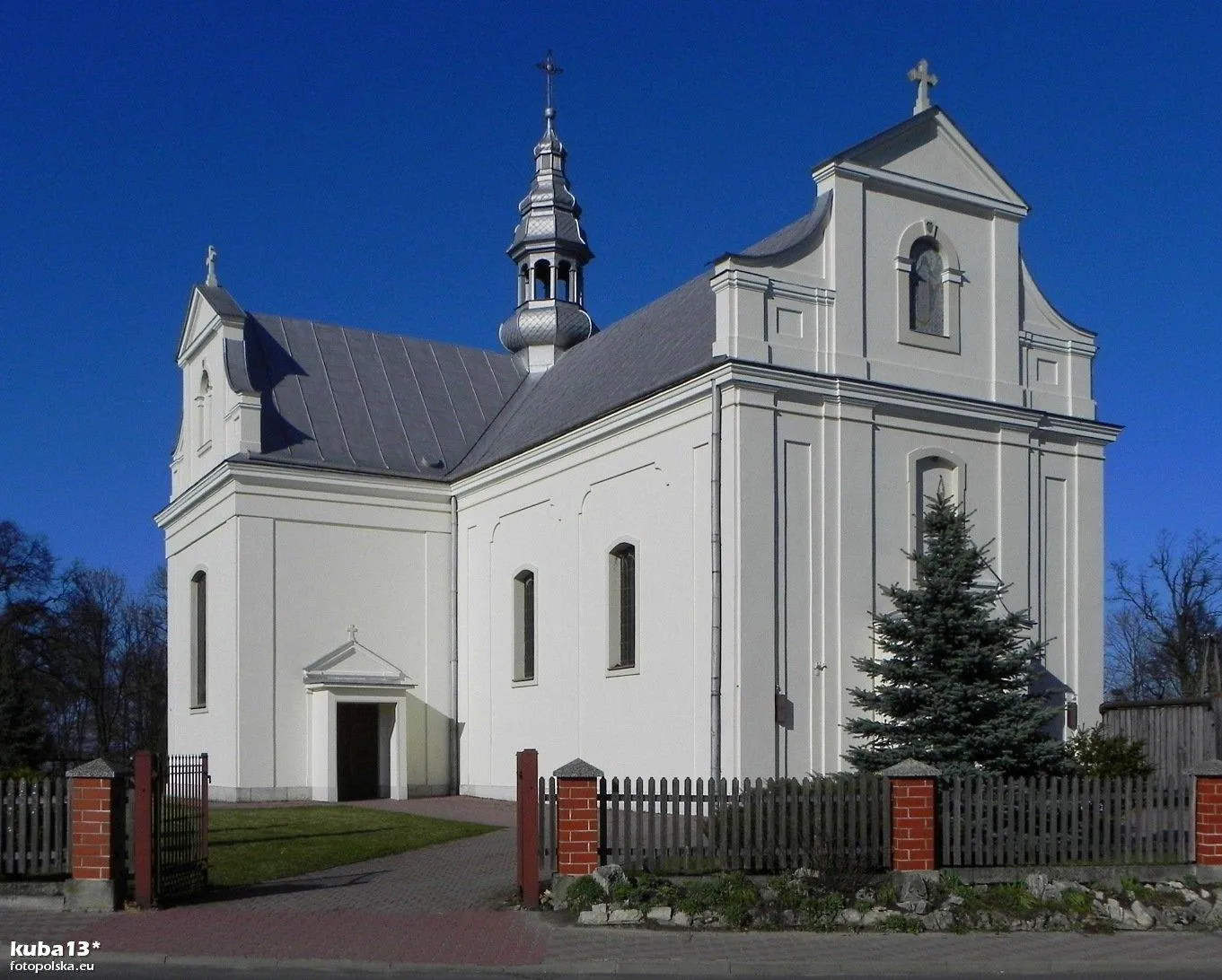 Photo showing: Kościół pw Świętej Trójcy w Starym Dzikowie.