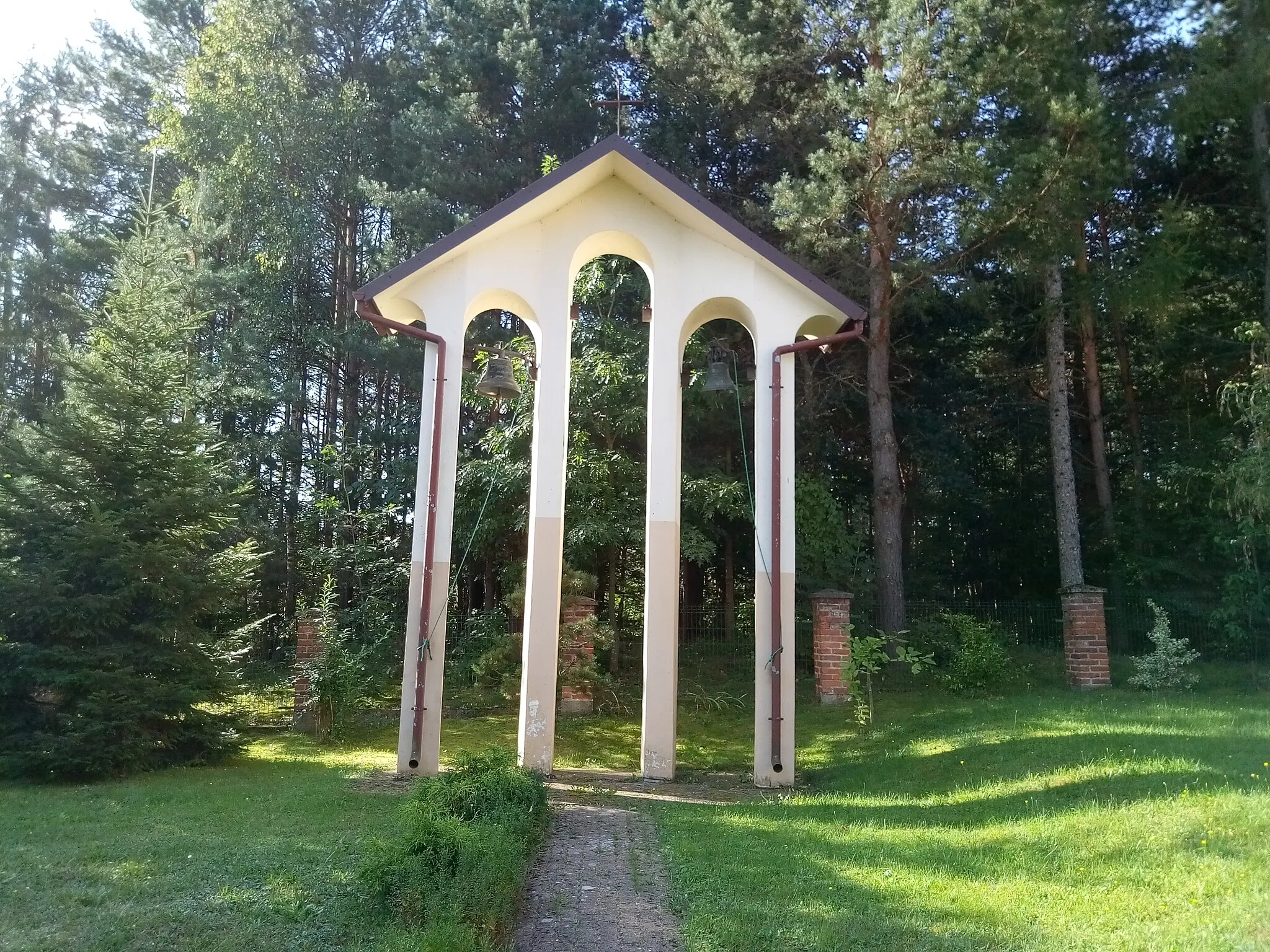 Photo showing: Dzwonnica przy kaplicy filialnej w Czerwonej Woli (parafia Manasterz)